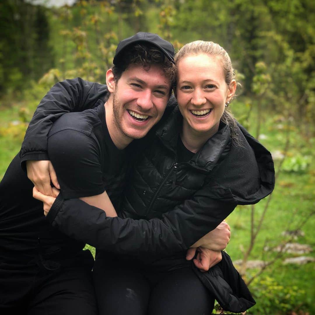 ジェイソン・ブラウンのインスタグラム：「Happy Birthday to the 🐐 of all sisters!!!🥂 to another year of crazy adventures in foreign countries, dining at new places, and weekly FaceTime checkins to make sure we’re staying sane!!! 🤣🤷‍♂️ I love you so much @jbrownie7!! On to 2️⃣7️⃣! 僕のお姉さんの誕生日です！🎉」
