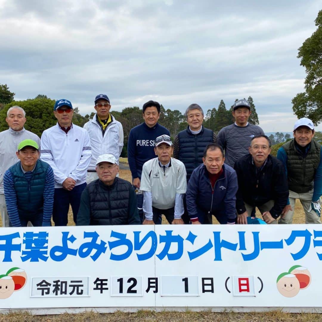 のインスタグラム：「先週は、高校時代の先輩から大先輩まで幅広く繋がった週でした。  部活の大先輩方と年末コンペ。 前半+3、後半伸ばせず準優勝… 連覇ならず。  ゴルフ帰りの大先輩に呼び出されて三井物産元専務が営む中華でディナー。 ダボス会議の裏話面白かった。  5個上の先輩とゴルフ。 婚活サービスビジネスについて色々と教えて頂く。新しい案件楽しみ。  母校で校長と打ち合わせ。 事務長に門外不出のミニ社殿を見せて頂く。 スゴいパワーを放っていました。新柔道場も見学させて頂きました。」