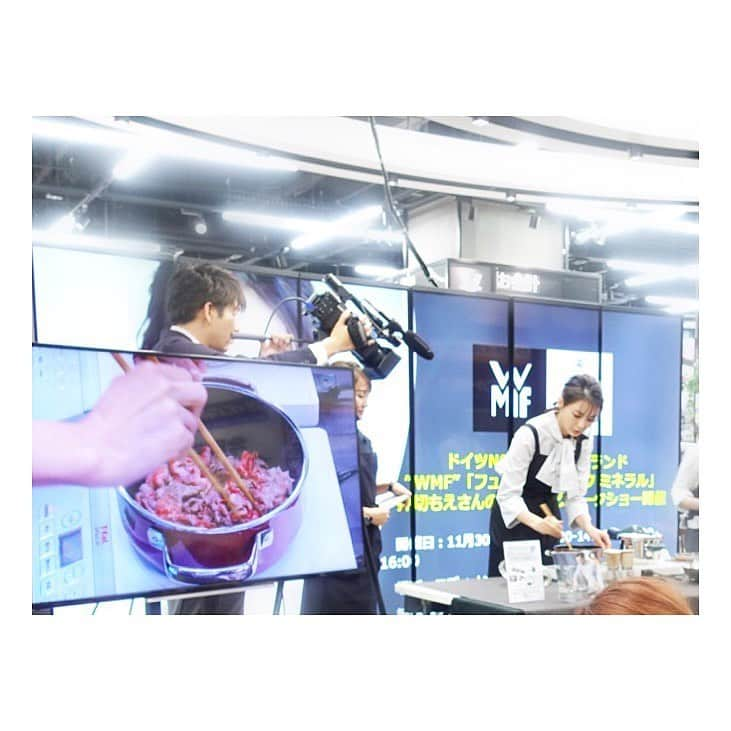 押切もえさんのインスタグラム写真 - (押切もえInstagram)「🍳 @wmf_japan のお鍋やフライパンを使ったクッキントークイベント。 たくさんのお客様にお越しいただきました。 本当にありがとうございます❤️ * 「参鶏湯風」「きのこたっぷりビーフストロガノフ」「照り焼きマヨチキン」の3品を作りながら楽しくトークさせていただきました❣️ モニターに写っている写真が、私の手元です😊 大好きな料理をしながらのイベント、 ぜひまた行いたいです！ * 衣装は4枚目に。 （なんだこの顔は…。目を瞑る直前　笑） @luminallure のピアスを着けましたよ。 * #wmf #wmfjapan #クッキングトークイベント #cooking #料理　#もえ家ごはん #家ごはん　#おうちごはん #アスリートフード #アスリートフードマイスター #luminallure #ルミナリュール」12月2日 11時07分 - moe_oshikiri