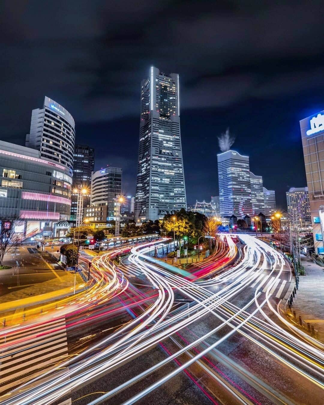 東京カメラ部 横浜分室さんのインスタグラム写真 - (東京カメラ部 横浜分室Instagram)「Photo by @ichiroo_t⠀ 「桜木町駅前」⠀ https://www.instagram.com/p/BgBH81UFdAf/⠀ .⠀ いいね！＆コメント大歓迎！⠀ ※投稿に関するご注意・ポリシーは東京カメラ部に準じます。詳しくは下記をご覧ください。⠀ http://app.minpos.com/fb/willvii/camera_jpn/static/guideline⠀ .⠀ #みなとみらい線フォト散歩 #みなとみらい線フォトさんぽ #みなとみらい線 #横浜 #新高島 #みなとみらい #馬車道 #日本大通り #元町中華街 #yokohama #東京カメラ部 #Japan #photo #写真 #日本⠀ Follow: @TCC.Yokohama」12月2日 11時00分 - tcc.yokohama