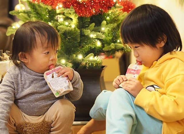 のインスタグラム：「🍼今週の#チュウチュウごくごく選手権 🥤﻿ ﻿ －－－－－－－－－－－－－－－－－－﻿ @na_mama0406﻿ 真剣に飲んでます。﻿ 20年後…きっとこれがお酒に変わってるね🍺🤣﻿ －－－－－－－－－－－－－－－－－－﻿ ﻿ 20年後を予想したママのコメント、「確かに～！」とうなずいちゃいました😂👏🏻﻿ ポーズがサマになっているところも風格を感じちゃいますね😳﻿ ﻿ みなさまも、「#チュウチュウごくごく選手権 」と「#おでかけ代表」または「#おうち代表」を付けてご参加ください🎵﻿ 詳しくは、プロフィールのリンクをCHECK😉﻿ @morinaga_chuchu_gokugokucp﻿ ﻿ ※リグラム掲載による商品当選との関係はございませんので、予めご了承ください。﻿ ﻿ #森永乳業 #チュウチュウごくごく選手権 #おでかけ代表 #おうち代表 #キャンペーン﻿ #子ども #子供 #こどものいる暮らし﻿ #はぐくみ #やさいジュレ #うるジュレ #こどミル」