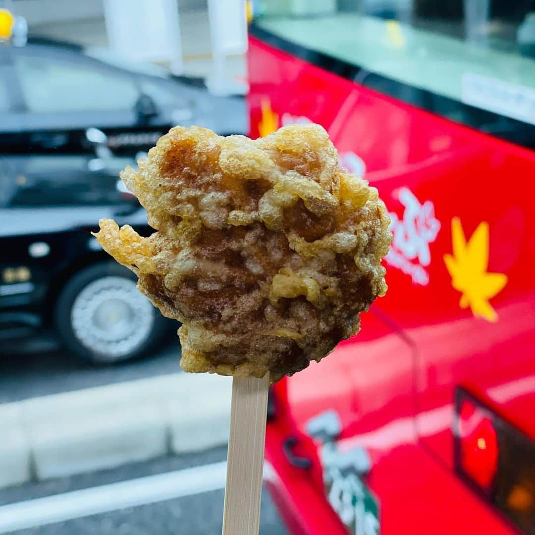 向山毅のインスタグラム：「うまし👌 #広島名物 #揚げもみじ #アンジュルムがライブで熱弁してたから食べてみた #広島駅で買えます」
