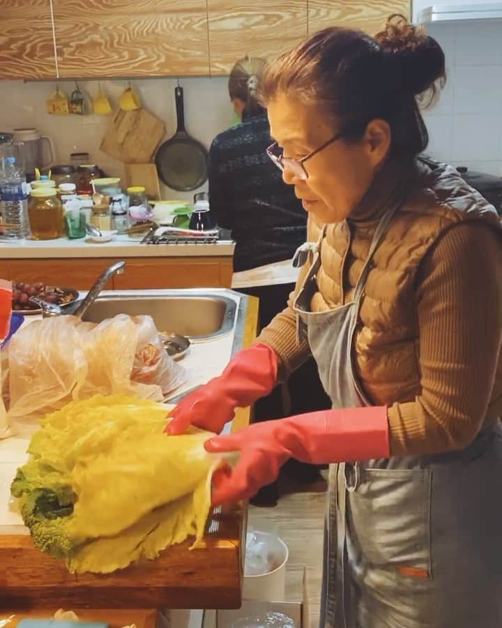 のインスタグラム：「🥬🔥 ＿＿＿＿＿＿＿＿＿＿ ・ #masakiとゆくキムチ漬けの旅  今回全てのコーディネートをしてくれた ソウル在住の友人 @masaki_in_tonin  曰く、 ここのキムチをひと言で表現するなら “시원하다（シウォナダ）“だと。 ・ “시원하다（シウォナダ）“という表現は、日本語に直訳するのが難しく、 辞書では 「涼しい」「すっきりする」「さわやかだ」「清々しい」などと書かれていますが、 「ちょうどいい」「美味しい」「気持ちいい」の場合でも使われます。  そんなシゥオナン（さっぱりしていてちょうどいい美味しさの)キムチ漬けが いよいよ始まります。 ・ ・ 場所はソウルからKTXに1時間半ほど揺られたイッサンという田舎町。 masakiが、毎年楽しみにしている　 ここイッサン在住の　@my_life_recipe  のオモニの絶品キムチ。 特別授業を忘れないように記録します。 ・ ・ ・ ◎白菜は大きくも小さくもないちょうどいい大きさのものを選び、外側がしっかり緑の葉で中は黄色のものを。 ◎まずは1/2にカットし白菜の塩漬け。塩水にざぶんと浸したあと、茎の部分だけに塩をします。（葉の部分にまで塩を塗ると塩辛くなって美味しくなる原因に） ・ ◎白菜を上下交互になるよう積んで、重しをおいて１日置き水分を抜く。 ・ ◎次に薬念（ヤンニョム）作り（私たちはここから参加）。 ・ ・せり（３センチほど） ・栗（発酵を遅くする作用があるそう） ・海藻（みじん切りに） ・もち米（野菜と薬念がよく絡むようにノリのような役割を果たします） ・ ・ ・ 続く…」
