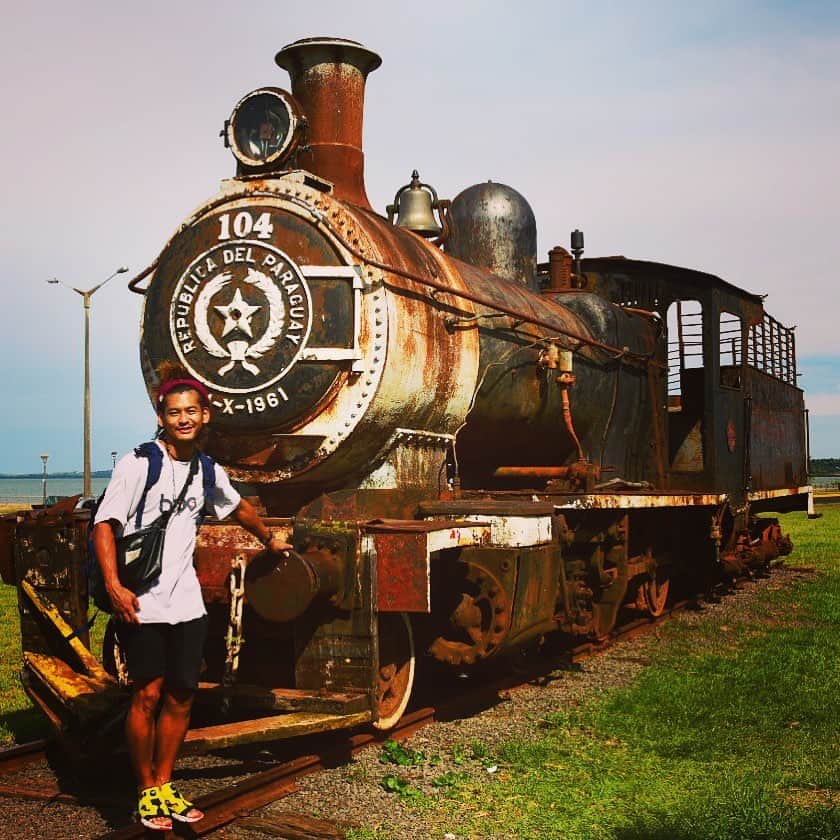 五十嵐恭雄さんのインスタグラム写真 - (五十嵐恭雄Instagram)「#パラグアイ 🇵🇾 #エンカナルシオン にて歴史的な #列車 の前で拙者は写真を🚃  接写したかったですが。📸 レトロな雰囲気が良い感じでしたー！🙏 #train  #paraguay  #旅 #旅人 #南米 #trip #tripper #photographer」12月2日 11時10分 - yasuo_ikarashi_