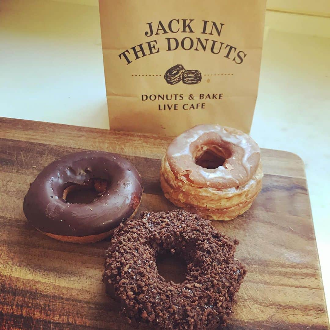 睦さんのインスタグラム写真 - (睦Instagram)「買ってみました、 @jackinthedonuts 。  選ぶワクワクと共に、 美味しかったです😊  次は、カラフルなのも 食べてみようかな🍩  #jackinthedonuts  #ジャックインザドーナツ  #ドーナツ　 #ドーナッツ　 #donuts  #チョコレート　 #chocolate  #memories  #choco  #チョコ　 #絶品  #初めて  #お土産スイーツ  #テイクアウト　 #takeout  #sweets  #おやつ　 #お菓子　 #お持ち帰り　 #クロワッサンドーナツ　 #ベーシック　 #basic  #定番　 #ssw  #作詞家  #artist  #lyricist  #model  #井上睦都実 #睦」12月2日 11時11分 - mutsumi1220