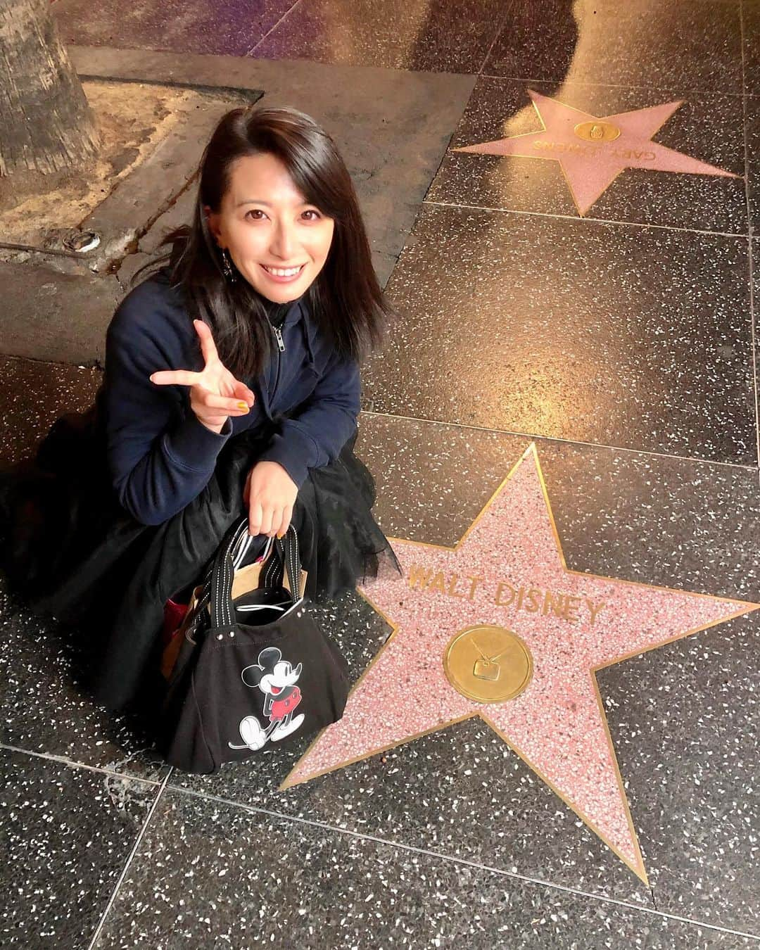 矢部あやのインスタグラム：「ベタにHollywood Walk of Fame探索しました。  頑張って最近追加されたイディナメンゼルのところまで歩こうと思っていましたが、めちゃくちゃ遠くて断念…。 一生懸命Walt Disneyの星と自撮りしてたら、近くにいたお兄さんが撮ってくれました。  風が強くてすぐに探すのをやめてしまったけれど、せっかくだしもっと気合い入れればよかったなぁ。  #hollywoodwalkoffame」