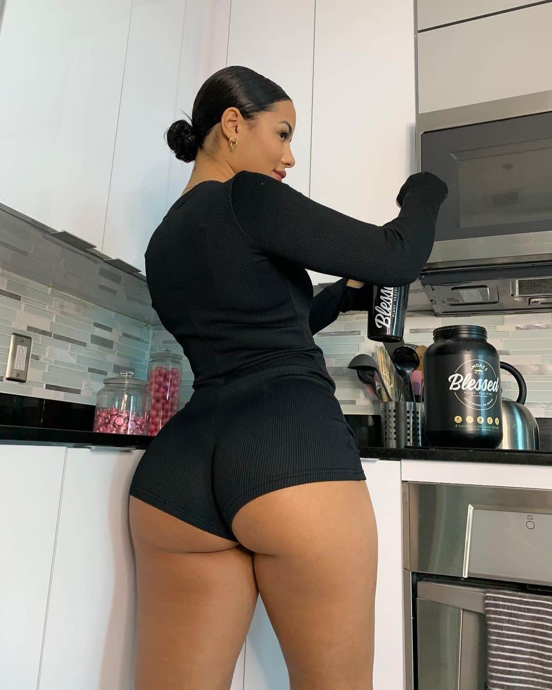 Katya Elise Henryさんのインスタグラム写真 - (Katya Elise HenryInstagram)「@ehplabs put together some amazing Bundles that are on sale!! One bundle that I got is the Fit ‘n Blessed bundle!! It comes with: •OXYSHRED THERMOGENIC FAT BURNER 60 SERVES •BLESSED PLANT PROTEIN 30 SERVES •ENHANCED PERFORMANCE VITAMINS •BLESSED LUNCH BOX •EHP DIGITAL FOOD SCALE •BLESSED SHAKER BOTTLE •EHP PILL BOX . like wow.. all of that for one price. A little shook, thats why I had to cop one for myself! Make sure you use my code (KATYABF) to unlock your surprise gift! Go to www.EHPlabs.com and save tons this week! 🖤🌱✨ OUTFIT: @workouts_by_katya ... it just dropped tonight 🙊 these are literally the most comfiesssst outfits EVER. So stretchy and soft! Link in bio.」12月2日 11時13分 - katyaelisehenry