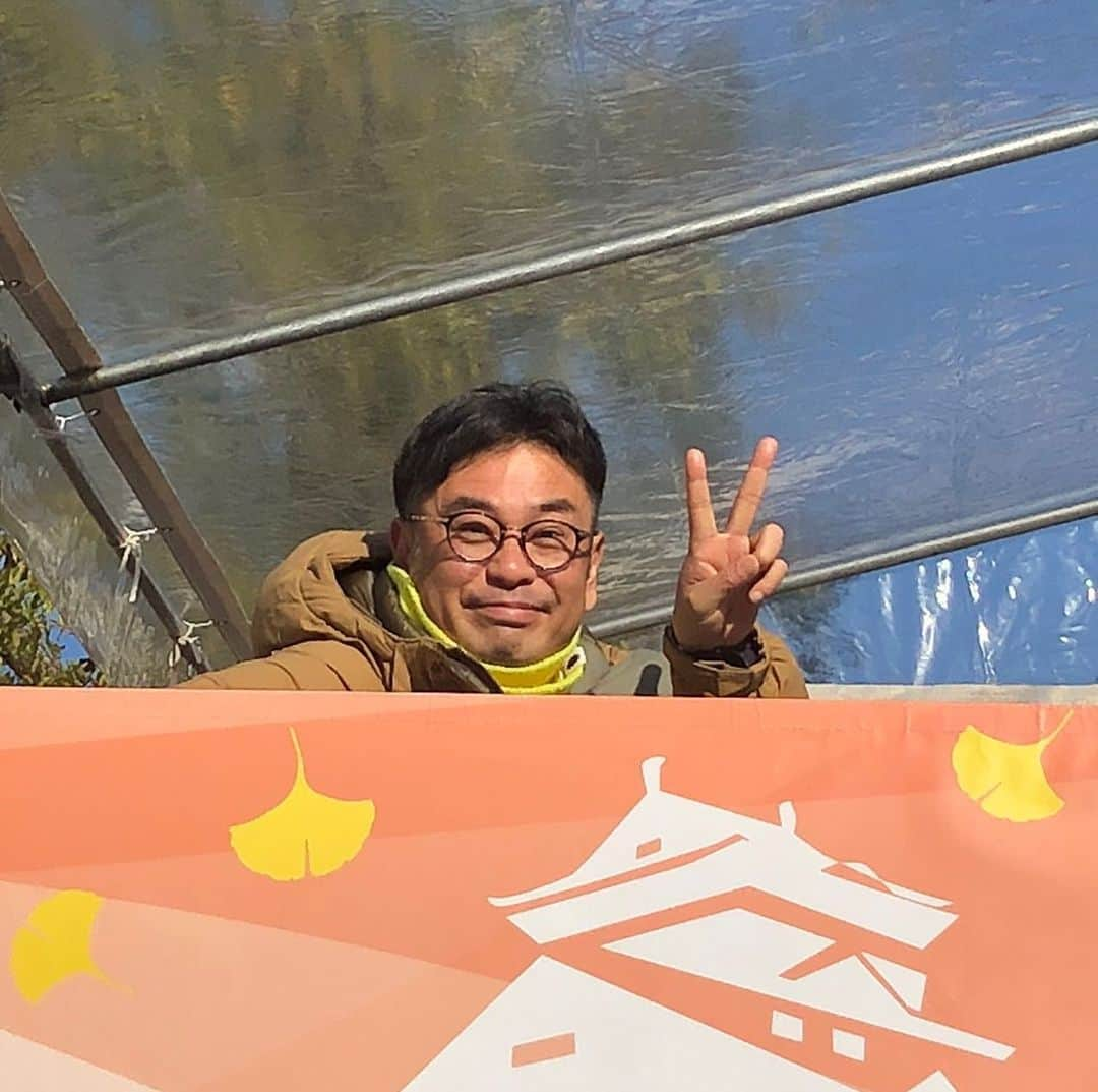 中島ヒロトさんのインスタグラム写真 - (中島ヒロトInstagram)「大阪マラソン2019。  第9回、でした。 今年から、新しいコースに。 第1回から、毎回オープニングセレモニー〜スタートMCをやらせてもらってます。光栄。 朝も早いし、極寒予想で、万全の態勢で挑みました。  ニットキャップ／ playdesign  暖かいファーストレイヤーに、ロンT着て（playdesign）、その上に  フリース／ playdesign  パンツ／ GRIP SWANY × ORANGE ファイヤープルーフ3Dキャンプパンツ これ、この秋冬のヘビロ。4色ゲット（笑）。ほぼ、毎日これです。動きやすいし、シルエットも最高。あー、焚き火したい。  ダウンジャケット／ NANGA × CLEF マウンテンビレーコート これ、最強。買って、大阪マラソンまで、着るの我慢してました。全く、完璧に、寒くない。カラーリングもCLEFらしいです。  ブーツ／ SOREL（ORANGE別注カラー） バクストンレース これも暖かさ抜群。もう、どこにでも行ける靴を手に入れた！って感じ。  ソックス／ FITS この靴下で仕上げました（笑）。 仲間が作り、仲間が選ぶブランドに身を包み、全く不安なく、しゃべることに専念できました。 昼間、暑くなったけど（笑）。 ランナーの皆さん、お疲れ様でした！ フィニッシュ後の、卓人と抱擁（笑）。 #大阪マラソン2019  #playdesign #オレンジかつらぎ店  #gripswany  #clefhats  #nanga #sorel #ケンコー社 #fits #fm802  #802rm #おはたく #workdaysbecameplaydays」12月2日 11時14分 - djhirotonakajima