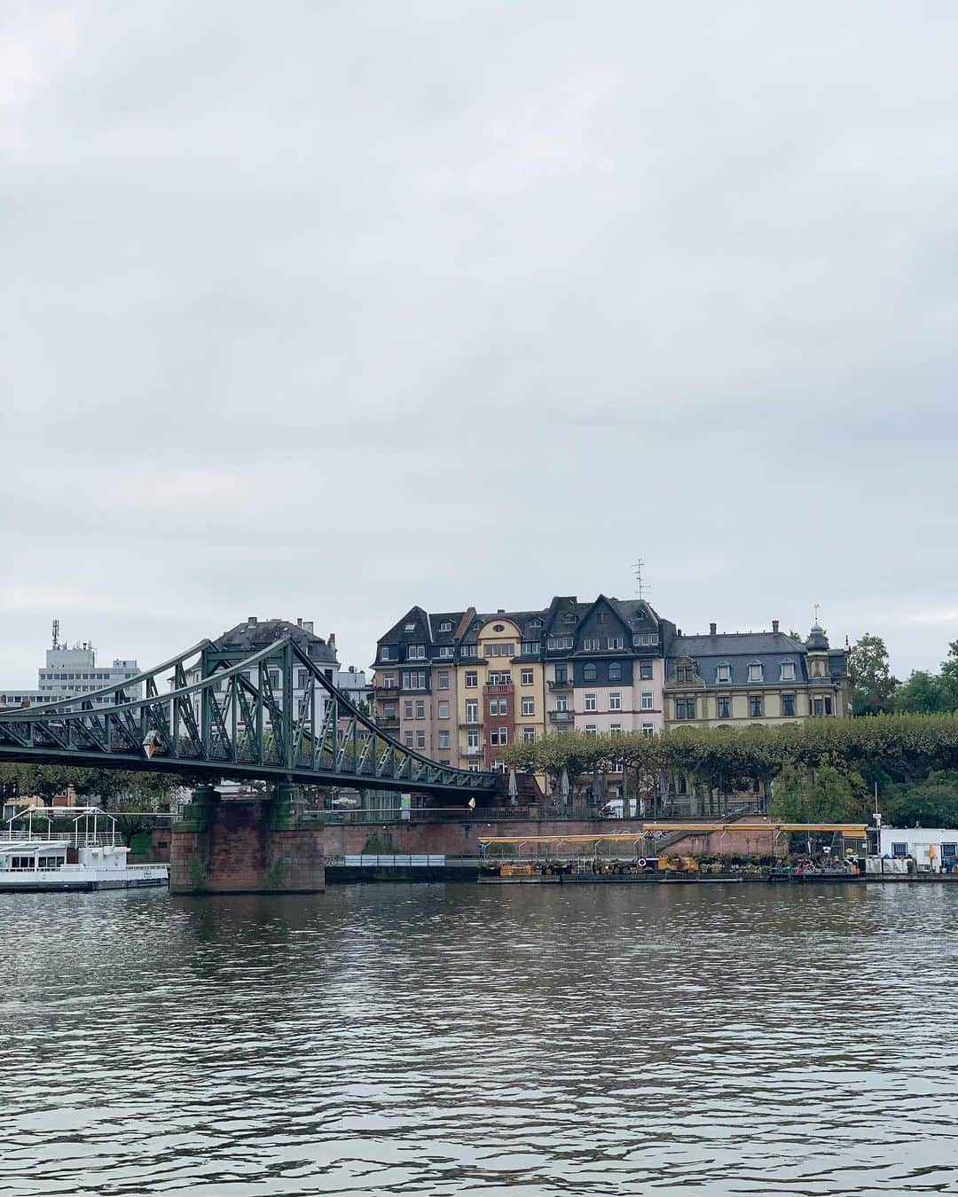 猪鼻ちひろさんのインスタグラム写真 - (猪鼻ちひろInstagram)「早起きして旅先RUN🇩🇪 寝起きのまま保湿だけして携帯だけ持って、 オススメしてもらった川沿いを適当に走ってみよーって目的地決めずに走ったら、有名な橋に辿り着いたみたい✌︎ ラッキー！な気分が味わえて街並みもたのしめるから 旅先で走るのが好き。歩くのも好き。  #顔眠そうすぎ #でも朝ランのときはこれでよし #UNIQLO #ウルトラライトダウン #めちゃ便利 #カップヌードル #美味しい #ちひろの運動 #ちひろトリップ #ちひろtripドイツ #ちひろtripヨーロッパ」12月2日 11時15分 - inohanachihiro