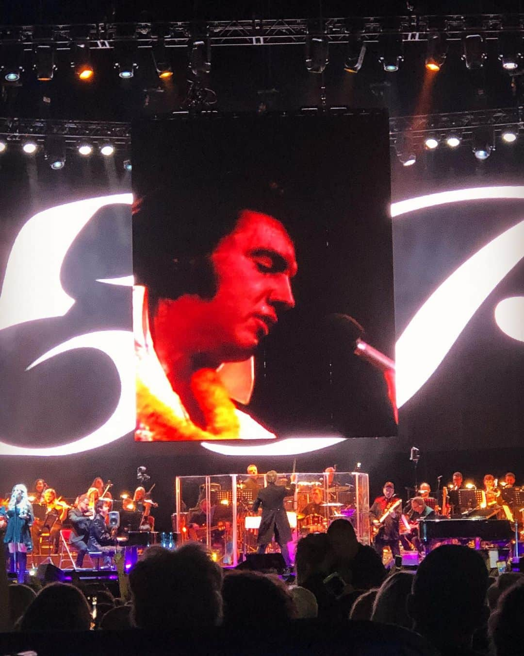 ブライアン・メイさんのインスタグラム写真 - (ブライアン・メイInstagram)「A night out ! At London’S O2 Arena.  To see Elvis !! And - especially for me - James Burton playing live with a Elvis on screen.  James is the guy below to the right in the Brian May red shirt ! ( it’s a coincidence - but we like it !) In the next shot you see a younger James on Screen with Elvis en vivo - and we hear James in 2019 playing along to the image of himself.  Then backstage I was entranced by some moments with  Priscilla Presley - who powers the show - and the inimitable James and his lovely Louise.  I was moved.  Full circle on my musical life.  Grateful. 💥💥💥💥 No - I never got to meet Elvis, or even see him perform live.  Much to my sadness.  But it was lovely spending some time with Priscilla, his beautiful wife, and hearing some of those Elvis stories first-hand. Notably, for people like us who perform, it’s always interesting to hear that everybody gets nervous before a show.  Priscilla told me Elvis was always incredibly anxious before he went on, and I saw the same comment about Luciano Pavarotti in that excellent documentary recently.  It’s good for us to know that even the great and powerful still feel that fear in the belly, and perhaps that’s what makes them perform to the max.  Bri」12月2日 11時25分 - brianmayforreal