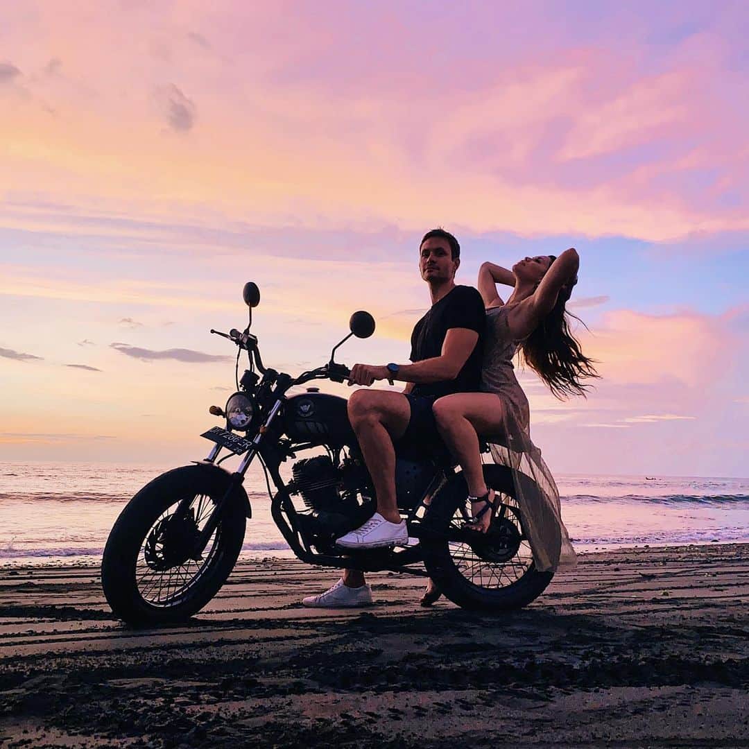 Tawny Jordanさんのインスタグラム写真 - (Tawny JordanInstagram)「Riding all over Bali and chasing sunsets 🏍🌅 #bali #motorcycle #travel #vacation」12月2日 11時25分 - tawnyjordan