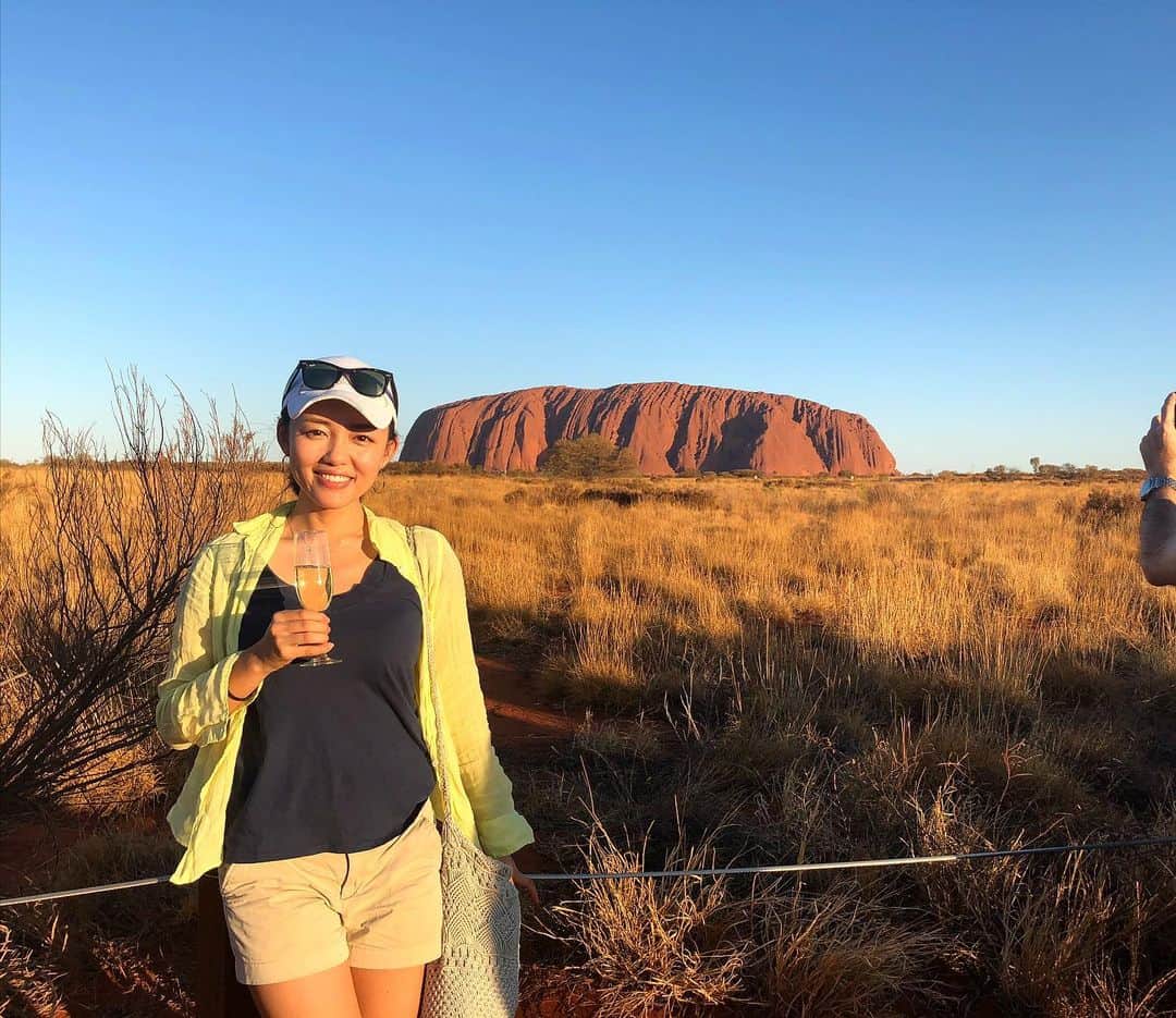阿部優貴子のインスタグラム：「11月、遅めの夏休みでオーストラリア🇦🇺に行ってました🌞 1枚目は、ずっと行きたかったエアーズロック！⛰ 登山はできなくなりましたが、世界の中心といわれるだけあって、そのパワーは、絶大！！ 周りを散策するだけでも大地からみなぎるエネルギーみたいなものをビシバシ感じることができ、足を伸ばして行ってよかったスポットです。 * 時間差ありますが少しずつ写真載せていきますのでしばしお付き合いください🙇‍♀️👌🏼 *  #エアーズロック　#ウルル　#オーストラリア　#オーストラリア旅行　#Ululu #ayersrock #australia #あべゆきtrip」