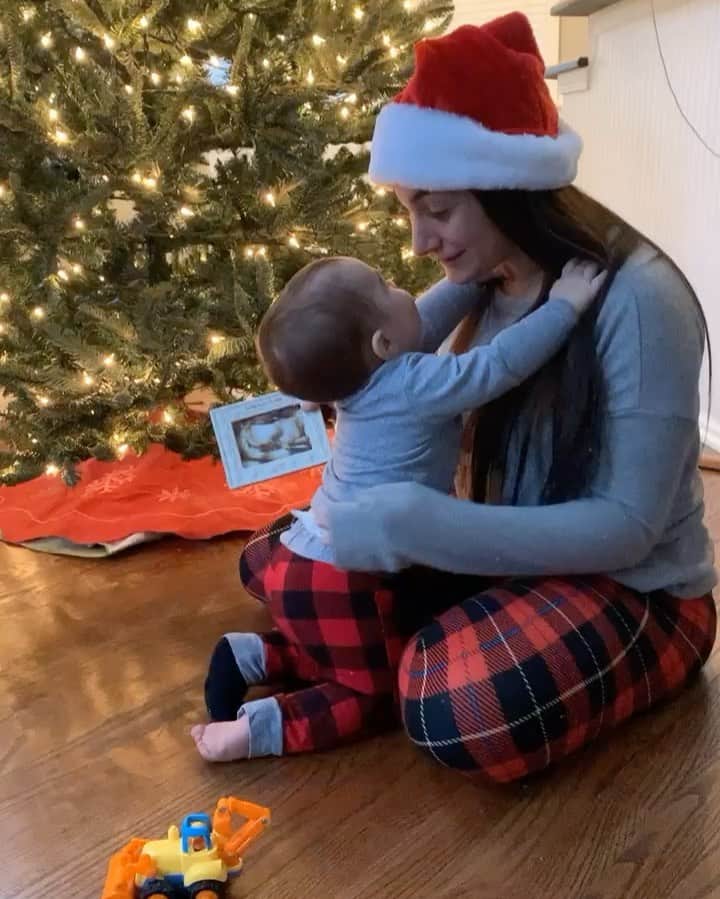 ディーナ・ニコール・コルテーゼのインスタグラム：「These hugs are the best .. love my boys (IM NOT PREGNANT) this is an ornament of CJ last year ❤️ 🎅🏽🤶🏼⛄️☃️❄️🎄#mamasboy #christmastime #boymom」