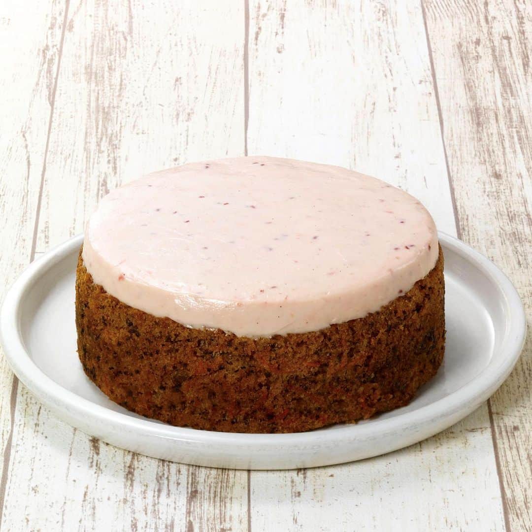 Rosebakeryginzaさんのインスタグラム写真 - (RosebakeryginzaInstagram)「一番人気のキャロットケーキが﻿ 今年のローズベーカリーの﻿ クリスマステーマカラー、pinkのクリームになって﻿ 期間限定で登場しています🌲🌲🌲﻿ ラズベリージャムをクリームチーズアイシングに﻿ 加えました。﻿ いつもとは少し違うキャロットケーキを﻿ ぜひお楽しください✨﻿ ローズベーカリー全店でお買い求め頂けます。﻿ ﻿ ホールのピンクキャロットケーキの﻿ ご予約も承っております。﻿ ﻿ #rosebakery﻿ #carrotcake﻿ #pinkchristmas﻿ #ローズベーカリー﻿ #銀座カフェ﻿ #クリスマス限定﻿ #キャロットケーキ﻿ #銀座クリスマスケーキ」12月2日 11時21分 - rosebakeryjapan