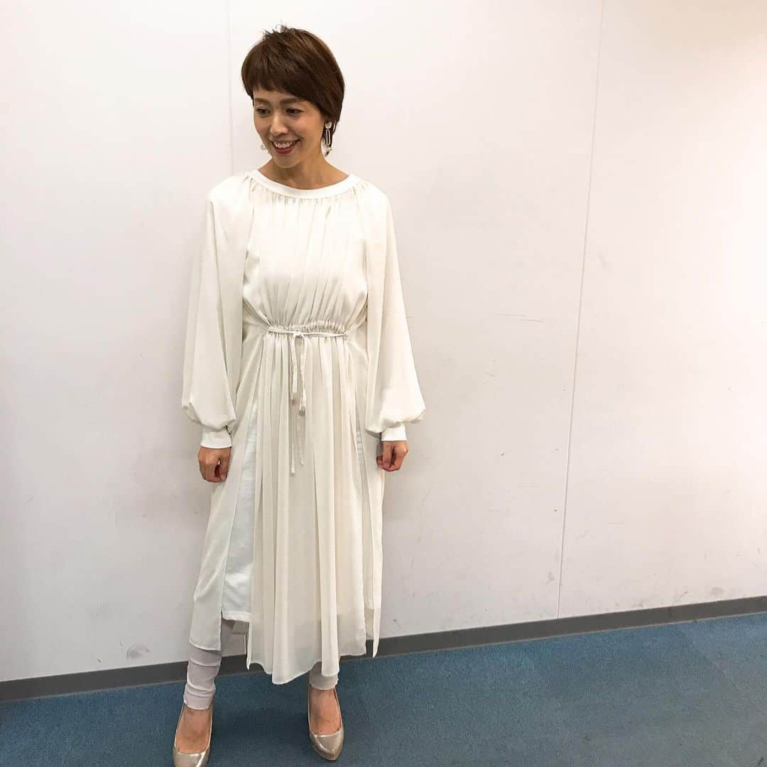 秋本ゆかりさんのインスタグラム写真 - (秋本ゆかりInstagram)「久しぶりのアサデス。九州山口、月曜日のスタジオ☺️ ご覧頂いた皆様、ありがとうございました😌 宮崎シーガイアの「何もしない贅沢女子旅」プラン😃お得でよかった🥺後ほど写真もアップしまーす🙋‍♀️ .  そして今日は、真っ白な衣装でした😳 イヤリングは @to_me.accessory さんのものでした✨どんなお洋服にも合わせやすそう👍 .  #kbc#アサデス九州山口  #衣装#アクセサリー」12月2日 11時23分 - akimoto_yukari