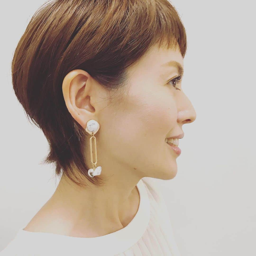 秋本ゆかりさんのインスタグラム写真 - (秋本ゆかりInstagram)「久しぶりのアサデス。九州山口、月曜日のスタジオ☺️ ご覧頂いた皆様、ありがとうございました😌 宮崎シーガイアの「何もしない贅沢女子旅」プラン😃お得でよかった🥺後ほど写真もアップしまーす🙋‍♀️ .  そして今日は、真っ白な衣装でした😳 イヤリングは @to_me.accessory さんのものでした✨どんなお洋服にも合わせやすそう👍 .  #kbc#アサデス九州山口  #衣装#アクセサリー」12月2日 11時23分 - akimoto_yukari