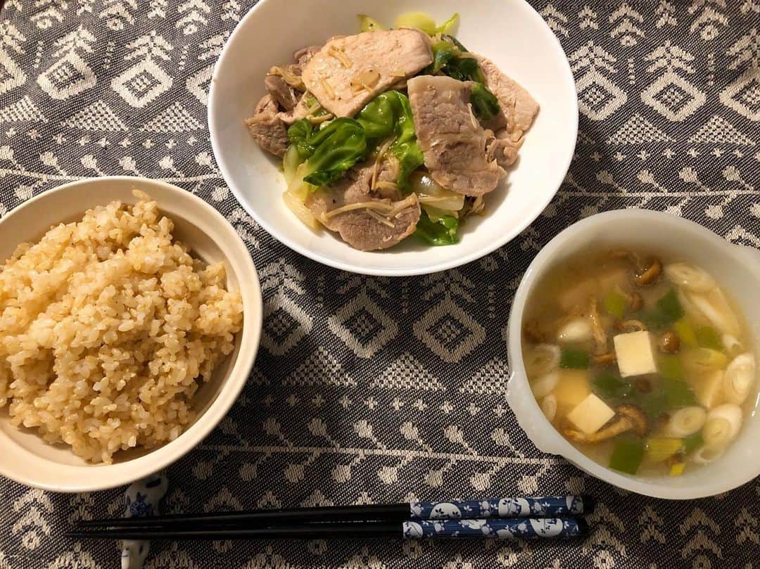 遠山景織子さんのインスタグラム写真 - (遠山景織子Instagram)「夕食の作り置きができなかった日。準備しておいた食材で作ってくれた豚ロース定食🐖息子ご飯。感動です。そして私とは違うお肉の切り方や、冷凍ストックえのきをプラスして炒めていたりと、お味噌汁も。お料理は個性が出ますね。ありがとう😊👍 #豚ロース定食 。助け合い🍀 #焼肉のたれかけて  #肉と野菜  #ボリューム満点  #息子の料理 #息子ご飯  #やるねぇ #息子の成長  #おばあちゃんにも作ってくれた #ありがとう #助け合い  #たすかったよありがとう  #冷凍野菜 #冷凍野菜活用  #遠山景織子 #舞台稽古中 #巌窟王 #15周年」12月2日 11時23分 - kyooko.9.tooyama