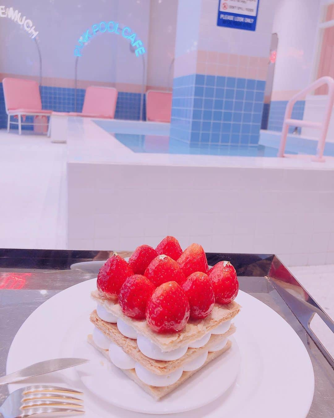 軍地彩弓さんのインスタグラム写真 - (軍地彩弓Instagram)「噂のスタイルナンダにある、#pinkpoolcafe 、 スイーツも美味しいし、映えるだけじゃなくて 幸せになれるカフェ❤️❤️❤️🎂🎂🎂🧁🧁🧁🧁 #stylenanda」12月2日 16時52分 - sayumi7