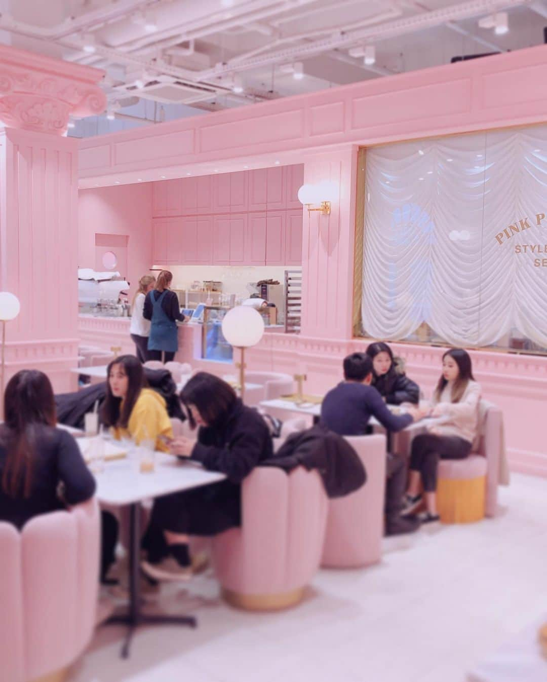 軍地彩弓さんのインスタグラム写真 - (軍地彩弓Instagram)「噂のスタイルナンダにある、#pinkpoolcafe 、 スイーツも美味しいし、映えるだけじゃなくて 幸せになれるカフェ❤️❤️❤️🎂🎂🎂🧁🧁🧁🧁 #stylenanda」12月2日 16時52分 - sayumi7