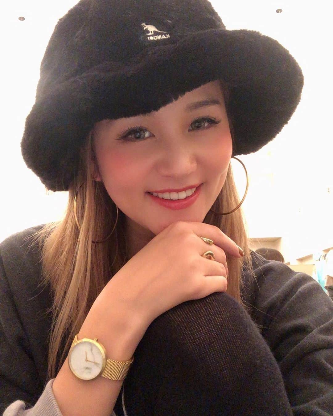 LORYのインスタグラム：「アクセサリーはゴールドが好き♥️ @mavenjapan の腕時計どれも可愛いんだけど ゴールドとホワイトマーブルの大理石にずきゅん🥺💘 . クーポンコードで10%オフになるみたい！ 【looor1128】 クリスマスプレゼントにもぜひっ🥰⌚️🎄 #mavenwatches #マベン #マベンウォッチズ #腕時計 #時計 #手元倶楽部」