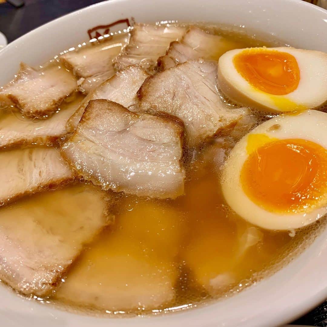 わっきーさんのインスタグラム写真 - (わっきーInstagram)「東京一号店、喜多方ラーメン坂内 内幸町ガード下店へ。 実はスープも焼豚も各店舗で手作り。 麺も店舗で手揉みしている。  スープは意外と知られていない、豚骨なんですよね。 豚骨の旨みだけを炊き出したスープがさっぱりしていて結構好き。 とにかくここの焼豚は最高に美味いです👍  サイドに餃子と味噌そぼろ焼豚ご飯。  #喜多方ラーメン坂内  #喜多方ラーメン  #ラーメン  #福島ラーメン  #東北ラーメン  #麺スタグラム  #チャーシュー  #焼豚  #焼豚ラーメン  #餃子  #東京グルメ #youtube #youtuber #わっきーtv #わっきー #食レポ #飯テロ #飯テログラム #飯テロ動画」12月2日 16時54分 - makoto_ishiwaki