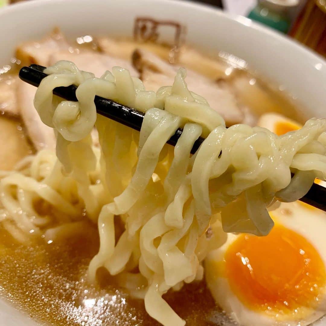 わっきーさんのインスタグラム写真 - (わっきーInstagram)「東京一号店、喜多方ラーメン坂内 内幸町ガード下店へ。 実はスープも焼豚も各店舗で手作り。 麺も店舗で手揉みしている。  スープは意外と知られていない、豚骨なんですよね。 豚骨の旨みだけを炊き出したスープがさっぱりしていて結構好き。 とにかくここの焼豚は最高に美味いです👍  サイドに餃子と味噌そぼろ焼豚ご飯。  #喜多方ラーメン坂内  #喜多方ラーメン  #ラーメン  #福島ラーメン  #東北ラーメン  #麺スタグラム  #チャーシュー  #焼豚  #焼豚ラーメン  #餃子  #東京グルメ #youtube #youtuber #わっきーtv #わっきー #食レポ #飯テロ #飯テログラム #飯テロ動画」12月2日 16時54分 - makoto_ishiwaki