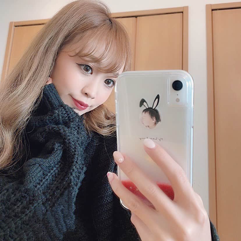 さっぴちゃんのインスタグラム：「♡. . 新しいiPhoneケース♡♡♡ ご縁があって、#プリスマ さんに 作っていただきました( ˘ ³˘)♡ . . お洒落なテンプレートの中に 親バカテンプレートもありましてね👶🏼 これはもう、せっかくだから親バカ iPhoneケースを作ろうと、あかりの 寝顔を入れてもらいました⑅◡̈*❤︎ . . グリッターはピンクに♡可愛い〜♡ . @prismajp  是非皆様も親バカケース 作りましょ(๑•̀ㅂ•́)و✧(笑) . . . 着てるニットは @juliaboutique  ボリュームたっぷりで可愛い♡♡♡ 寒いからこればっかり着てる😂♡♡ . . ………………………………(♡)……………………………… .」
