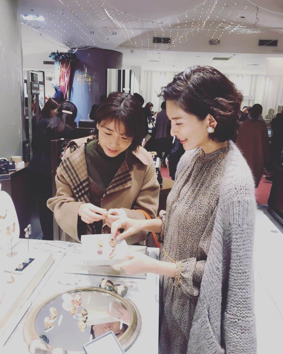 白澤貴子さんのインスタグラム写真 - (白澤貴子Instagram)「Thank you for Saturday！﻿ ﻿ ご報告遅くなりましたが、土曜日は @ader_isetanshinjuku ポップアップにお越しくださりありがとうございました😊﻿ ﻿ 結婚式出席前に寄ってくださって着けて行かれた方や、迷いに迷ったけれどやっぱりコレにしました！と嬉しそうに連れて帰ってくださった方、滞在時間1分で即決してくださった方…。 ﻿ ﻿ 様々な笑顔と出会えてとても有意義なひとときでした。﻿ ﻿ イヤリング痛くならない？と必ず聞かれるのですが、1日中ストレスなく着けられるよう工夫してあるので安心だと思います。﻿ ﻿ オンラインで買ってくださった方も続々とご報告くださり、嬉しかった週末を終えて今日からまた月曜日！﻿ ﻿ 一部完売のデザインもありますが、ポップアップは明日まで開いていますので是非お越しくださいませ♪」12月2日 11時34分 - takakoshirasawa