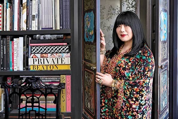 ELLE DECOR JAPANさんのインスタグラム写真 - (ELLE DECOR JAPANInstagram)「The fashion designer Anna Sui’s stunning Greenwich Village apartment. She has created a home that is deeply and authentically her own.  Her library, she combined Chinese cloisonné screens (refashioned as caninet doors) with a 1930s églomisé desk and a lacquered love seat re-covered in yardage from a textile sample. - from the latest issue of our magazine #HOMES ・ 【#世界の住みたい家】ファッションデザイナーのアナ・スイが住む、19世紀末に建てられたニューヨーク、グリニッジ・ビレッジのアパートメント。 写真は書斎兼ライブラリー。七宝焼の板をはめ込んだ中国の屏風はキャビネットの扉に変身。実はこれがとなりの空間へとつながる隠し扉になっている。エグロミゼのデスクは1930年代のもの。漆塗りのラブシートとデスクチェアのシートにはサンプルの布地を張っている。 -『エル・デコ』(No.163)「HOMES 真似のできない激盛りインテリア！」より ・ photo : MIGUEL FLORES-VIANNA ・ ・ #elledecor #エルデコ #elledecor #エルデコ #elledecorjapan  #建築 #デザイン #住まい #homedecor #designlover #homes #instahome #roomclip #インテリア #おしゃれな家 #家具 #livingroom #livingroomdecor #おしゃれインテリア #建築好き #デザイン好き #architecture #interiordesign #interior #アナスイ #ANNASUI」12月2日 11時35分 - elledecorjapan