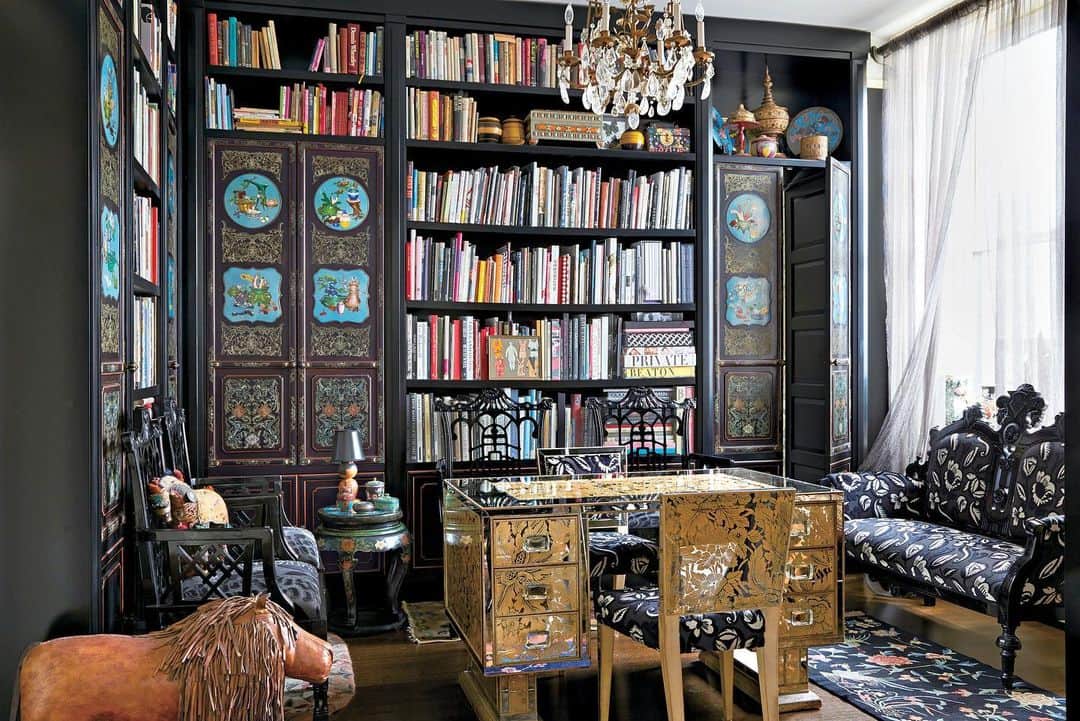 ELLE DECOR JAPANさんのインスタグラム写真 - (ELLE DECOR JAPANInstagram)「The fashion designer Anna Sui’s stunning Greenwich Village apartment. She has created a home that is deeply and authentically her own.  Her library, she combined Chinese cloisonné screens (refashioned as caninet doors) with a 1930s églomisé desk and a lacquered love seat re-covered in yardage from a textile sample. - from the latest issue of our magazine #HOMES ・ 【#世界の住みたい家】ファッションデザイナーのアナ・スイが住む、19世紀末に建てられたニューヨーク、グリニッジ・ビレッジのアパートメント。 写真は書斎兼ライブラリー。七宝焼の板をはめ込んだ中国の屏風はキャビネットの扉に変身。実はこれがとなりの空間へとつながる隠し扉になっている。エグロミゼのデスクは1930年代のもの。漆塗りのラブシートとデスクチェアのシートにはサンプルの布地を張っている。 -『エル・デコ』(No.163)「HOMES 真似のできない激盛りインテリア！」より ・ photo : MIGUEL FLORES-VIANNA ・ ・ #elledecor #エルデコ #elledecor #エルデコ #elledecorjapan  #建築 #デザイン #住まい #homedecor #designlover #homes #instahome #roomclip #インテリア #おしゃれな家 #家具 #livingroom #livingroomdecor #おしゃれインテリア #建築好き #デザイン好き #architecture #interiordesign #interior #アナスイ #ANNASUI」12月2日 11時35分 - elledecorjapan
