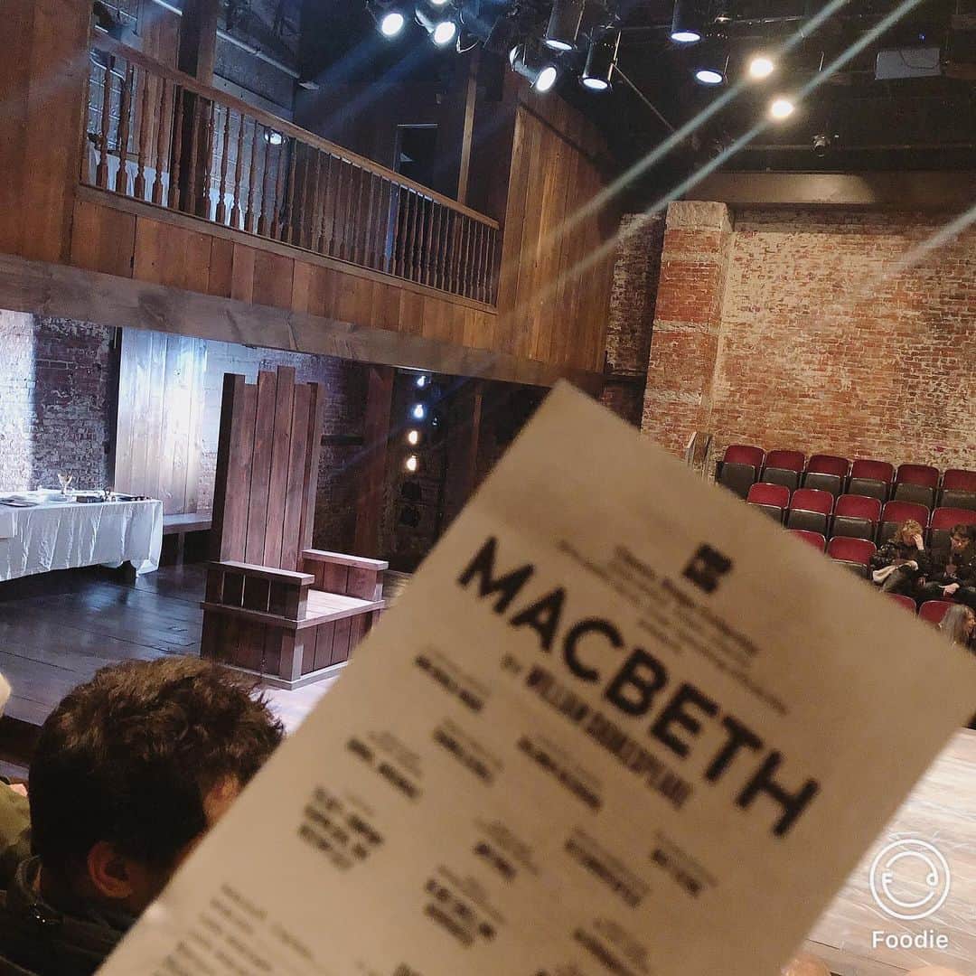 小泉麻耶さんのインスタグラム写真 - (小泉麻耶Instagram)「William Shakespeare’s Macbeth.  玉座カッコよすぎ✨ One day I wanna play Lady Macbeth in English that is one of my dreams in my life.  I’m so excited imagine that.🤩❤️ そして、寝るまでとなりで読んで待ってるね📖の図😂 Hello December 😆💕💕💕 Winter ❄️も楽しもー😆✨ #williamshakespeare #macbeth #ladymacbeth #play #newyorkcity」12月2日 11時42分 - mayakoizumi