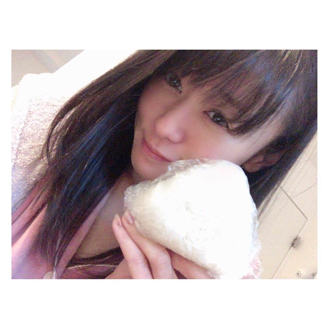 柳野玲子のインスタグラム：「最近少し早起き続き(_ _).｡o○ 今日はロケです💞 テーブルには夫お手製のBIGおにぎりが(*´꒳`*)✨ こういうのすごく嬉しい私です🥰 #おにぎり #優しさ #思いやり #ありがとう」