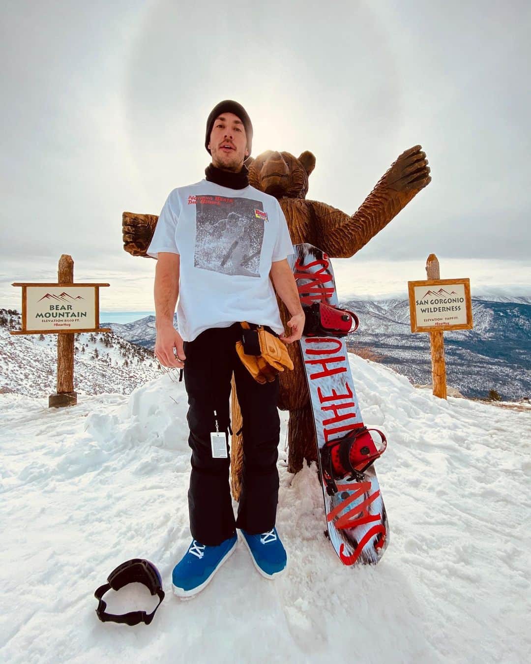 マイケル・トレヴィーノのインスタグラム：「Grateful to have made it up to Big Bear this weekend for opening day of the season! I love snowboarding so when I heard the biggest storm in 50 years hit over thanksgiving I was already on my way up 🙏🏼 . THIS IS MY HAPPY PLACE . swipe 👉🏼 to see my yearly tradition with 🐻」