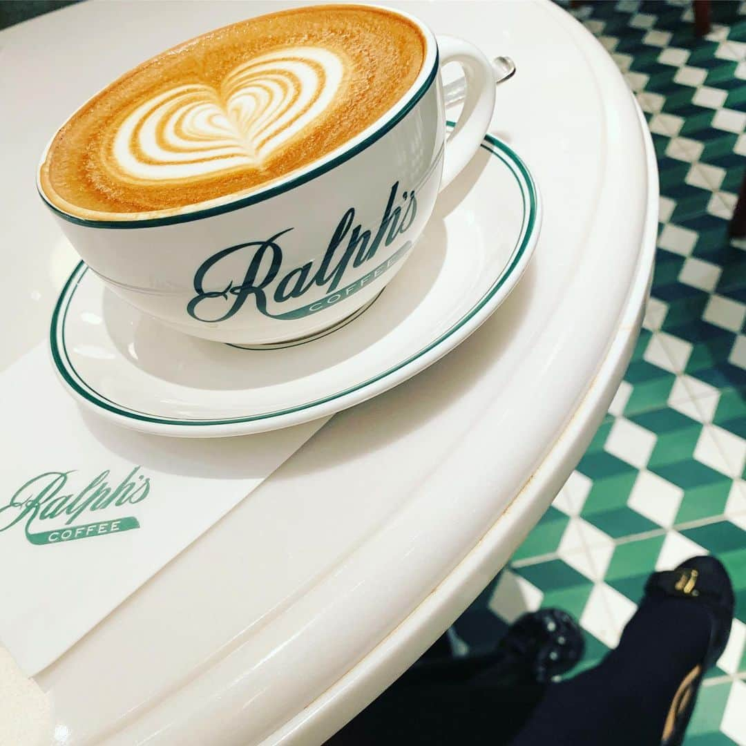 市原佑梨さんのインスタグラム写真 - (市原佑梨Instagram)「店内もクリスマスで可愛い🎄🎁✨床も🥰 #ralphlaurencafe#ralflaurencoffee#ralflaurenomotesando#omotesandocafe#cafe#表参道カフェ#カフェ好き#カフェ活#表参道コーヒー#ラルフローレンカフェ#ラルフローレン表参道#表参道」12月2日 11時39分 - yuri_ichihara