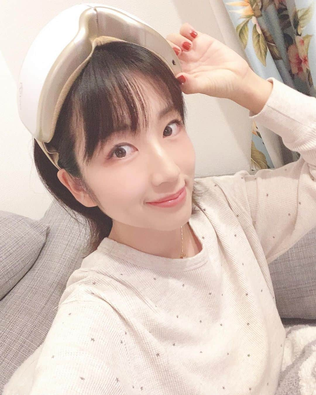 庄司ゆうこさんのインスタグラム写真 - (庄司ゆうこInstagram)「最近、目の疲れが酷くて、こんなアイテムを買ってみたよーっ🤗 アイマッサージャー❣️ ヒーリングミュージックも流れて目元は暖かく、振動が凄く気持ちよくって最近ももちゃんが寝静まった頃にアロマ焚いて、これをやるのが楽しみで仕方ありません😍眼精疲労で頭痛したりもしていたけど、これのお陰で最近は絶好調‼️ 目が疲れてる方にオススメです🥰 #アイマッサージ #アイマッサージャー #ラルーナ #目元エステ #目元マッサージ #目元マッサージャー #laluna #ラルーナ #リラックス #癒しの時間  #お気に入りアイテム」12月2日 11時39分 - yuko.shoji