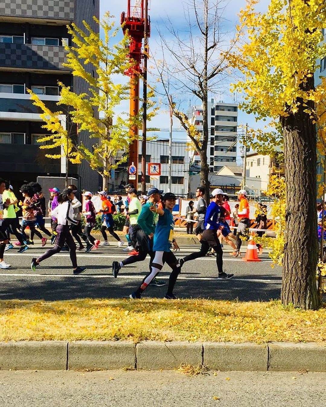 三原勇希さんのインスタグラム写真 - (三原勇希Instagram)「#大阪マラソン 新コース楽しい！！！ 大阪城の天守閣に向かって紅葉の間を駆け抜けるゴールが最高っ。後半に多い坂にやられましたが、応援にパワーをもらいつづけた42.195km。  今回は楽しもう！と決めた瞬間から、時計を見るのをやめました。これまでのモットー「止まらない、歩かない」もやめた。ギリギリ楽しめるくらいのスピードで走って、足が痛くなったら止まってストレッチ。いつもあまり食べなかったエイドも沢山食べた。冷え冷えのたこやき超美味しかった。最後まで楽しく走れて大満足❤️ 802ファミリーと走れた、沢山サポートしてもらったのも楽しめた大きな理由です。マラソン後の番組生放送は、いつもの4倍くらいメッセージが届いた🙌リスナーのみんなとスタッフと一緒に走りきった2時間…最高でしたーー！！ 802に着いたらトータスさんがめちゃめちゃ褒めてくださって一瞬で元気出た😭 遠隔で応援してくれたみなさんも、本当にありがとうございました❤️ますますマラソン好きだわ。 #FM802 #IJ802  #ごーがーる #RUN姉ちゃん」12月2日 11時54分 - yuukimeehaa