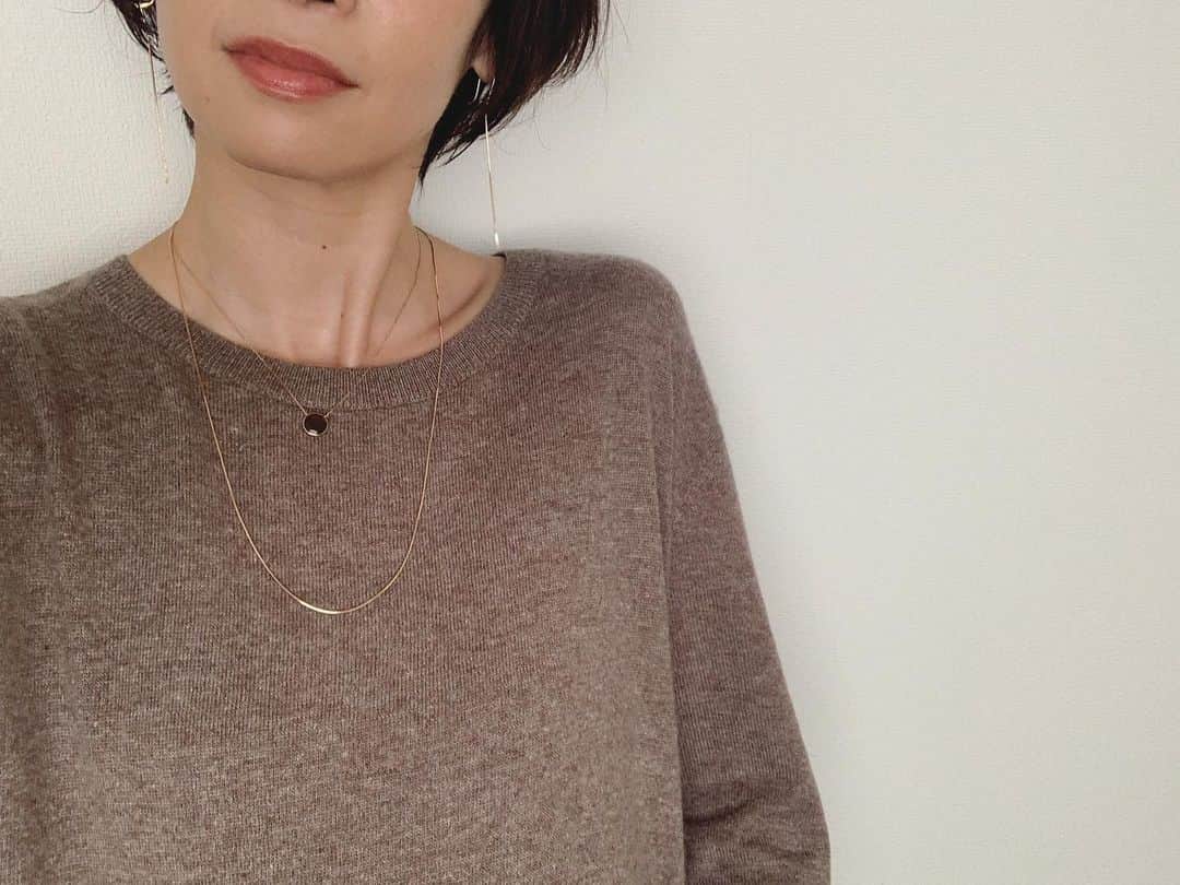のインスタグラム：「最近聞かれることが多い、こちらのアクセサリーたち。 ブランド名は『anapnoe(アナプノエ)』 日本の展示会で出会ったアクセサリーなんですが、展示会でOUTERSUSETの洋服を上から下までコーディネートしてくれていた女性で、すごく運命的な出会いでした。うちのブランドを好きでいてくれている方が作るアクセサリーなら、うちの洋服と合うに決まっている！やはり毎日つけていたくなるアクセサリーで、最近私…ずっと愛用しています。ゴールドとシルバー、イヤリングタイプもあるので、OUTERSUSET南青山店に遊びに来た時にぜひみてみてください。 ちなみに10kです。  #outersunset  #アウターサンセット  #辺見えみり  #anapnoe」