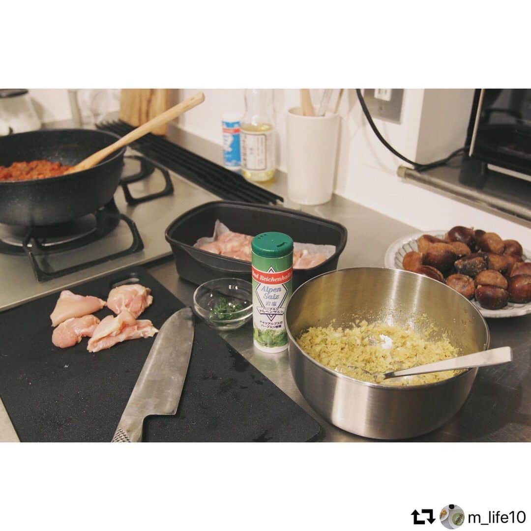 のインスタグラム：「#アルペンザルツ をお使いいただいた @m_life10 様の素敵なお写真をRegramさせていただきました。お使いいただき、誠にありがとうございます。 ━━━━━━━━━━━━━━━━━━━━━━━ シロさんが“塩は多めがうまい”と言っていたので(#きのう何食べた？ より) 頂いた、アルペンザルツのハーブ入り岩塩をたっぷり使いました。 ・ さらさらの岩塩で使いやすい♡ 美味しかったからまた作ろう！」