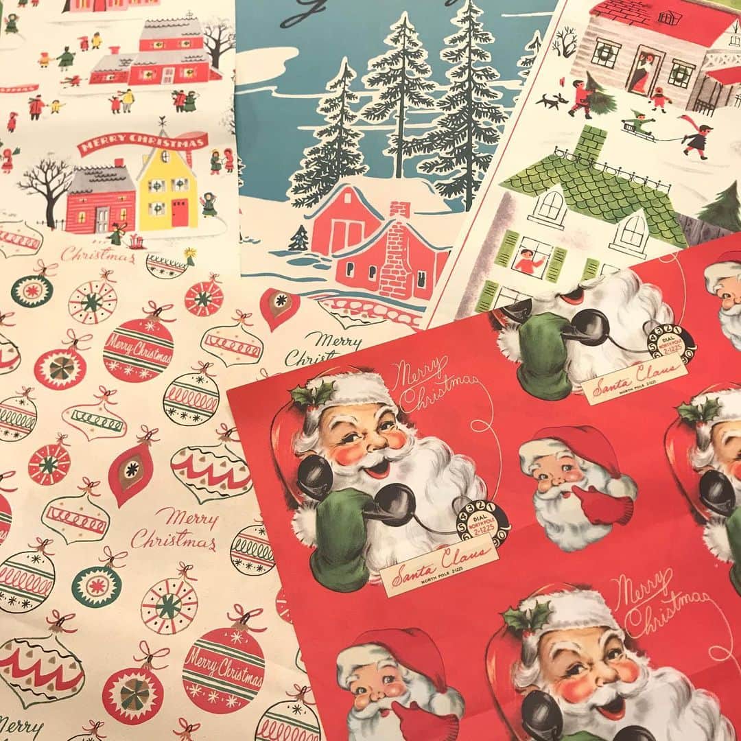 Timeless Comfort さんのインスタグラム写真 - (Timeless Comfort Instagram)「#Cavallini のデコラップはポスター代わりにお部屋の雰囲気を替えるのにおすすめのアイテムです。﻿ 今年のクリスマスも新柄が追加で入荷しています。﻿ ﻿ もちろん贈り物を包んでも良いですし、使い方は自由です。﻿ ﻿ また、グリーティングカードも入荷しています。﻿ 大切な方へのクリスマスギフトは、手書きのメッセージカードを添えてみてはいかが？﻿ ﻿ デコラップ　￥600+tax﻿ グリーティングカード　￥400+tax﻿ ﻿ -『Cavallini & Co.』について﻿ ステーショナリーブランド『Cavallini & Co.』は、サンフランシスコにて1989年に設立。﻿ 文具とギフトアイテムを作り続けているブランドです。﻿ 設立以来、根強い人気を誇ったまま革新的な様々な紙製品を含め成長してきました。 ﻿ 古い書籍や絵画、広告、雑誌などいろいろものからモチーフを選び出し、コラージュしたりデザインをし直すという作業で独特のイメージを生み出しています。﻿ ﻿ ﻿ ※一部取り扱いの無い店舗もございます。また、取り扱いのある店舗でも、在庫が無い場合もございます。予めご了承下さいませ。﻿ ※色が現物と異なる場合があります。 #cavallini #カヴァリーニ #カバリーニ #クリスマス #Christmas #TC #TIMELESSCOMFORT #タイムレスコンフォート #ライフスタイルショップ #インテリアショップ #インテリア」12月2日 12時03分 - timeless_comfort