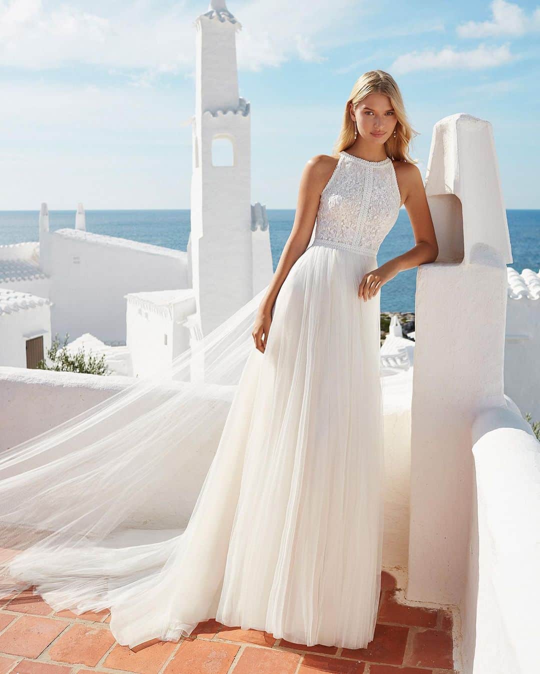 Magnolia Whiteさんのインスタグラム写真 - (Magnolia WhiteInstagram)「Part Grecian goddess, part boho princess, the Quark Gown is a sheath-style wedding dress with a difference. A beaded lace body is offset beautifully by a feathery tulle skirt and an illusion back. Tulle ribbon to the back adds a touch of feminine charm.﻿ ﻿ Aire BarcelonaのQuarkはビーズレースの華やかなトップとフェザーのように軽やかなチュールスカートが美しい、ギリシャ神話の女神を思わせるドレスです。大きく開いた背中にチュール仕立ての柔らかなリボンが舞う、フェミニンなデザインになっております。﻿ ﻿ ご試着をご希望のお客様はMAGNOLIA WHITE shinsaibashiまでお問い合わせくださいませ。セルドレスでのご用意のため、挙式日が近い方でもご購入いただけます。﻿ 皆様のお越しをお待ちしております。﻿ ﻿ MAGNOLIA WHITE shinsaibashi﻿ Tel. 050-3646-3336（火曜定休）﻿ ﻿ #magnoliawhite #mwhawaii #airebarcelona #weddingdress #weddinggown #bridalgown #hawaiiwedding #hawaiibride #マグノリアホワイト #アイラバルセロナ #ウエディングドレス #レースドレス #インポートドレス #セルドレス #チュールドレス #チュールドレス #ドレス試着 #ドレス選び #海外ウエディング #海外挙式 #ハワイ挙式 #ハワイウエディング #ハワイ婚 #リゾートウエディング #リゾ婚 #ホテルウエディング #ホテル婚 #ホテル挙式 #プレ花嫁」12月2日 12時05分 - magnoliawhite_official