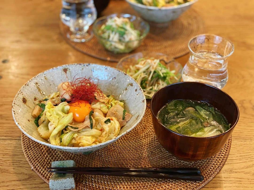 高山直子さんのインスタグラム写真 - (高山直子Instagram)「ランチ🍚🍚 休みなのに雨だ〜😭☔️ 予定が狂うから諦めてお家ランチ🐶 ●豚キャベツの辛味噌炒め丼 ●わかめスープ ●大根と水菜の和風サラダ 片付けでもするかな🧐  #なおコロ食堂#ランチ#おひるごはん#バランスごはん#お昼ごはん#豚バラ#きゃべつ#冷蔵庫にあるもので」12月2日 12時17分 - nao_70koro