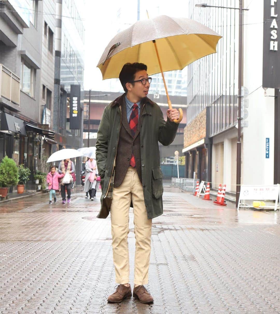 のインスタグラム：「本日の雨横スタイル  雨の日はBarbour。 これに限ります。  #outer#barbour #jacket#pants#candidum #shirt#fobfactory #shoes#paraboot #umbrella#filson #雨横STYLE#trad#ivystyle #Freeportueno#tokyo#上野セレクトショップ」