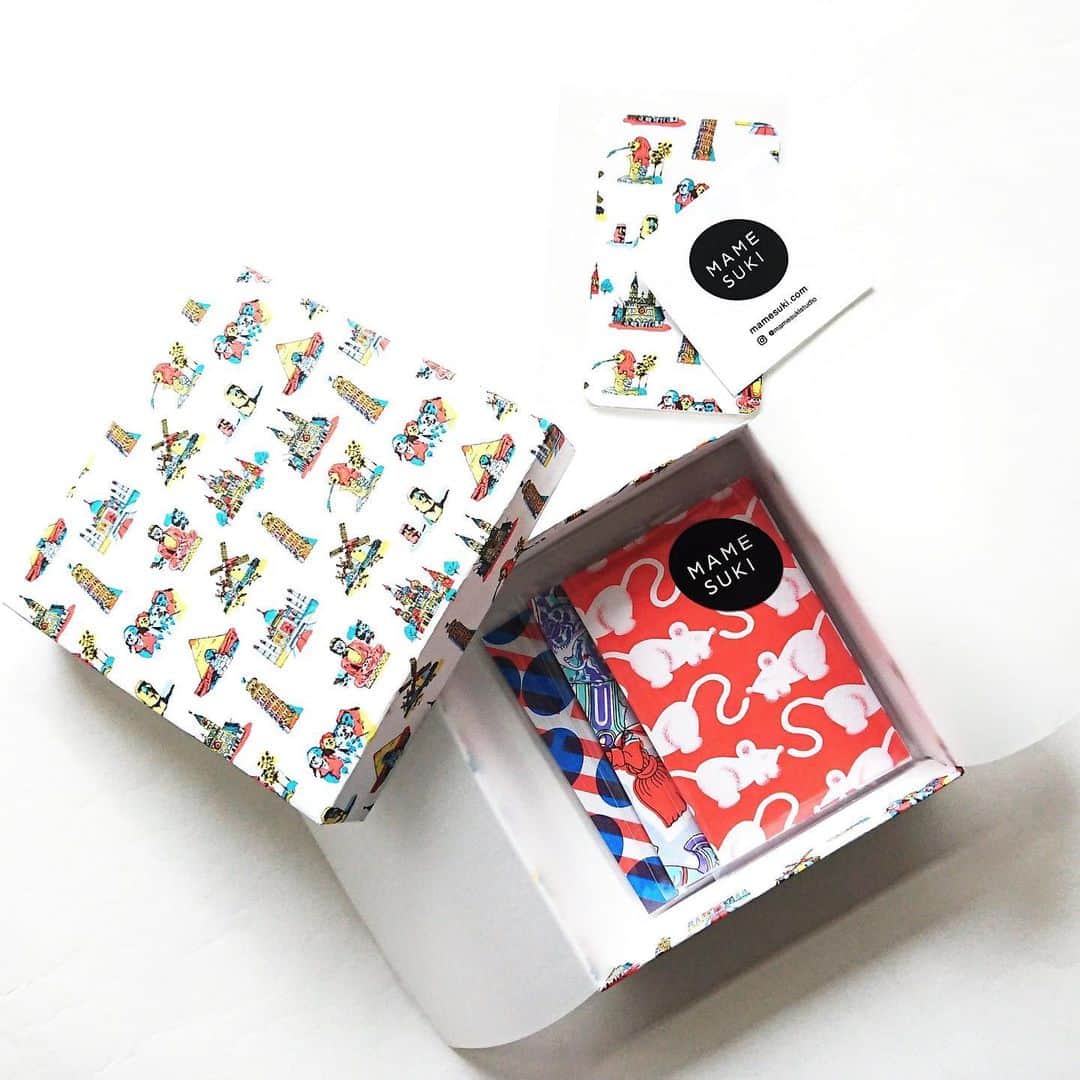eimiさんのインスタグラム写真 - (eimiInstagram)「#Repost @mamesukistudio with @get_repost ・・・ MAMESUKI Risograph Printed Pattern Paper Box & Metallic Printed Tote Bag 🌟 西荻窪のセレクトショップMies(@mies_selectshop )にて MAMESUKI Exhibition 開催中です！11/23より第2弾アイテムが店頭に並びました💜 ・ Miesで人気のAサイズのトートバッグをカスタマイズ。1点1点ゴールドとシルバーの箔プリントをほどこし、持ち手の長さを肩にぎりぎりかけられるくらいの長さに設計してもらいました。 暗い色合いになりがちな冬の時期の装いにキラリと軽やかにアクセサリー感覚でまとえるバックです。生地はカーキ、ライトグレー、オフホワイト、千鳥格子柄の4種類から選べます。 ・ リソグラフプリントで貼り箱とカードも用意しました。こちらのトートがぴったりと入るサイズになっています。他にはない少しfantasticなプレゼント。大切な人へのギフトに自分へのギフトにもいかがでしょうか？ ・ Mies × MAMESUKI Exhibition　"fantastic” 2019.10/17(thu)-2020.1/13(mon) OPEN：13:00-19:00／日・祝 13:00-18:00 CLOSE：月・火 (月祝営業時は火・水) ／※年末年始休業：12/30-1/3 会場 : Mies 東京都杉並区西荻北3-22-5 (JR西荻窪駅徒歩2分)」12月2日 12時13分 - mqv_eimi