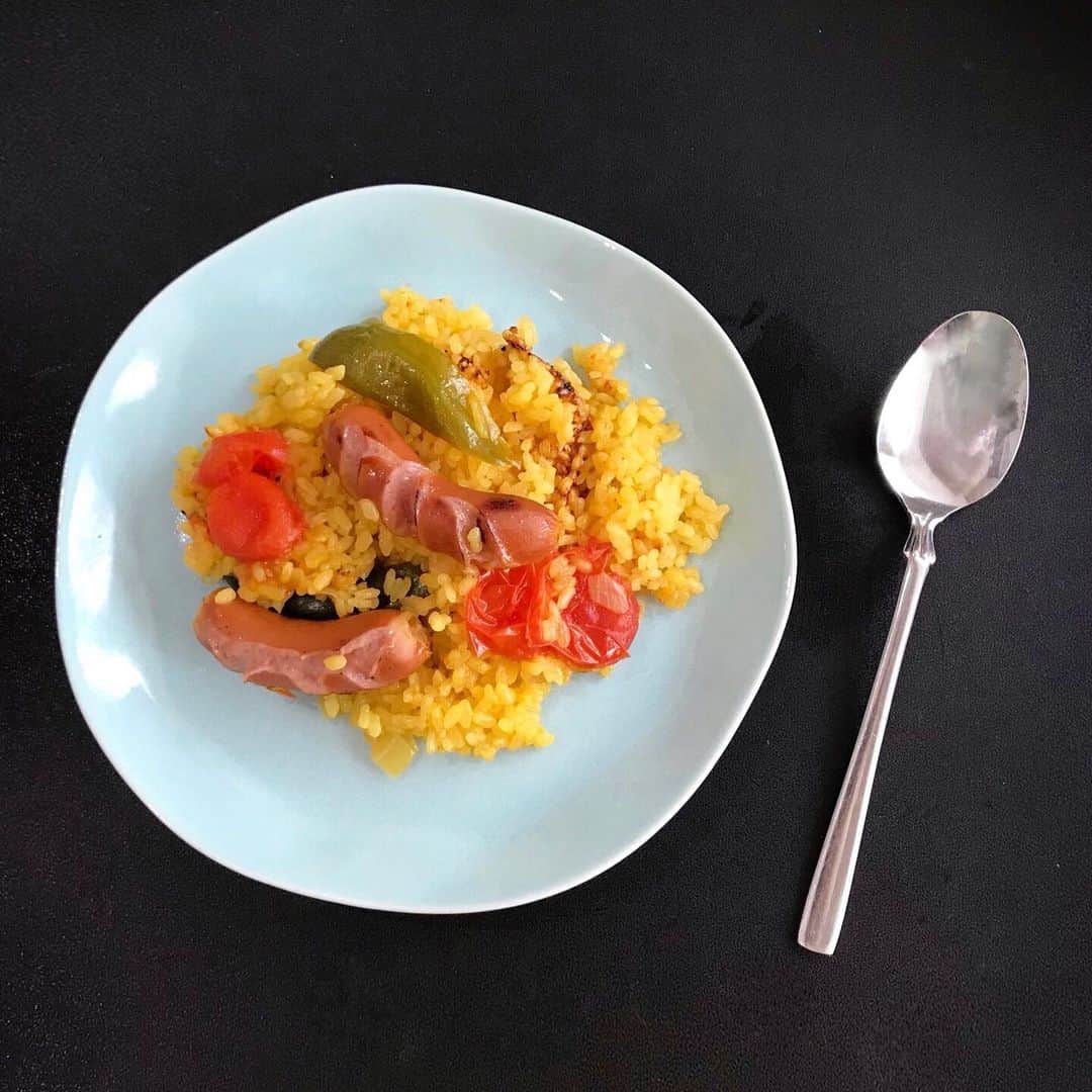 のインスタグラム：「パエリア🥘 ⠀ ⠀ カレー以外もつくるよ🙆‍♀️笑 パエリアはウィンナー派です！ ⠀ ⠀ ⠀ #ドキンの料理記録 #パエリア  #料理上手になりたい #料理勉強中  #🥘 ⬅︎ #絵文字あるんだ #ロイヤルクッキング」