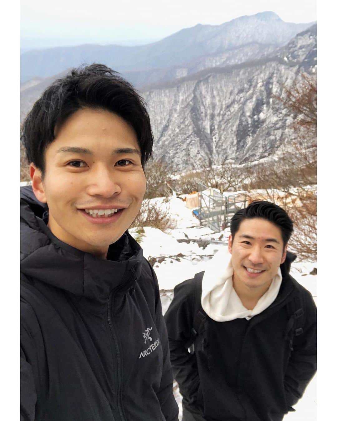 山田弥希寿さんのインスタグラム写真 - (山田弥希寿Instagram)「・ 江本一真と大山登山🏔雪山だったこともあってか、登山中にすれ違った人はわずか1人だけ。 6合目から7合目に向かおうと、足を踏み出した瞬間、突然の強風。 「これ以上登るべからず」 山の神様からのメッセージだと、2人でそれを感じとり、下山しました。 雪山登山、侮るべからず。 ・ ちなみに登山中、2人とも常に喋り続けていました（笑） ・ #登山 #大山登山 #tottori #daisen #outdoors #鳥取県 #大山 #伯耆大山 #雪山 #雪山登山 #江本一真 ・」12月2日 12時16分 - mikitoshi_617