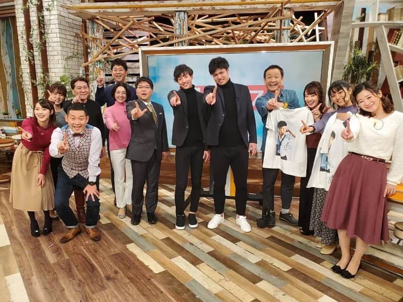 KBCテレビ「アサデス。」さんのインスタグラム写真 - (KBCテレビ「アサデス。」Instagram)「おっはようございま～す♪ 月曜担当原です😇  今日はスタジオにホークスの周東選手と甲斐野投手にお越しいただきました😆✨ . ホークス日本一、さらに侍ジャパン世界一の立役者となったお二人！まさかの偶然揃っちゃったと言うおそろコーデで登場～💨 周東選手がかつて野ウサギを追いかけていた(?)と言うことで、プリティーウサギ対決を開催✊ 対決のはずがウサギと戯れているお二人の姿はかなり癒しの絵になってました😻  来シーズンもアサデス。ではお二人を熱烈応援していきます😆‼️ 最後は「どんだけ～」のポーズで写真撮影して頂きました⭐️ 朝早くからありがとうございました❤️ . 今日は北風が冷たく寒いので暖かくしてお出かけください😆 いってらっしゃい💕  #アサデス。#kbc#福岡#fukuoka#ホークス#sbhawks#甲斐野央#周東佑京」12月2日 12時25分 - asadesu_kbc