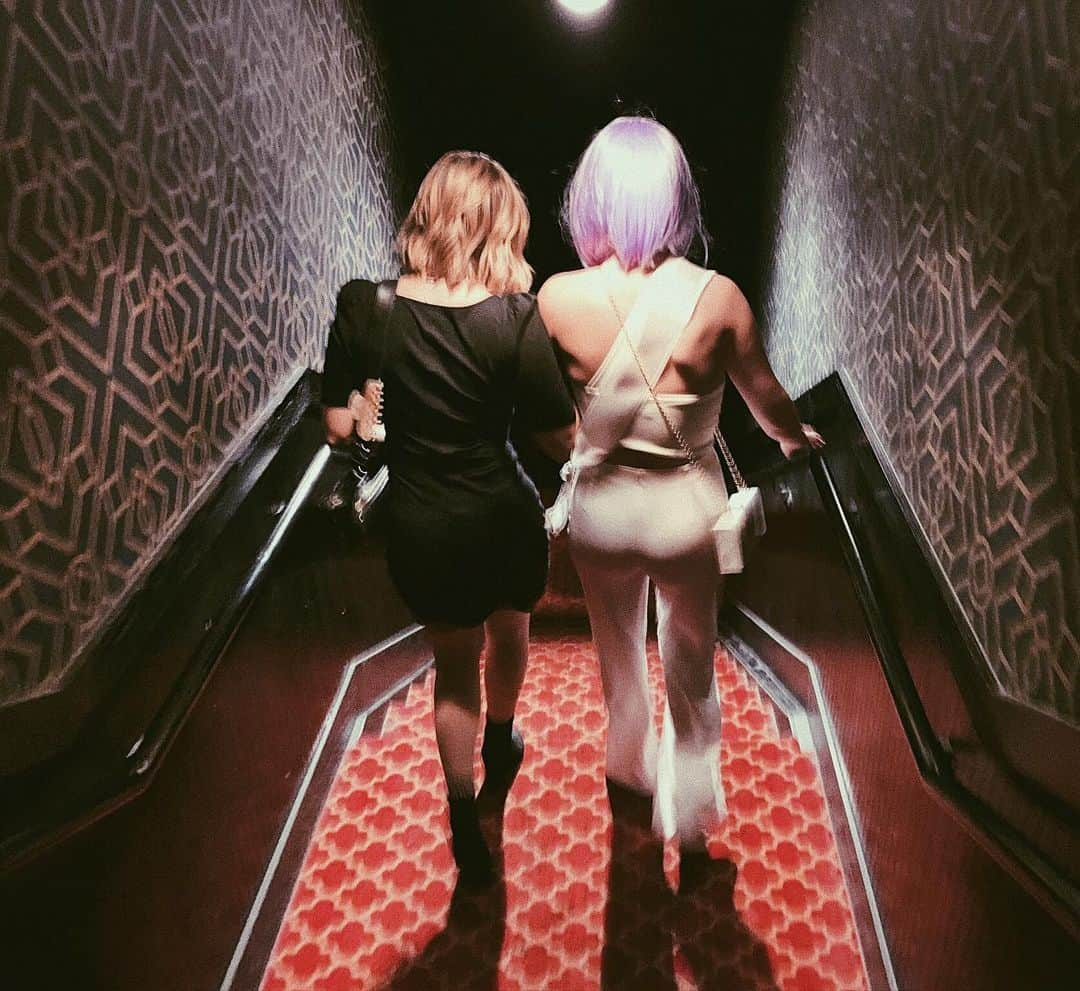 オリヴィア・ホルトさんのインスタグラム写真 - (オリヴィア・ホルトInstagram)「walking this gal into married life...we stayed v quiet and v hydrated all weekend long 💜」12月2日 12時19分 - olivia_holt