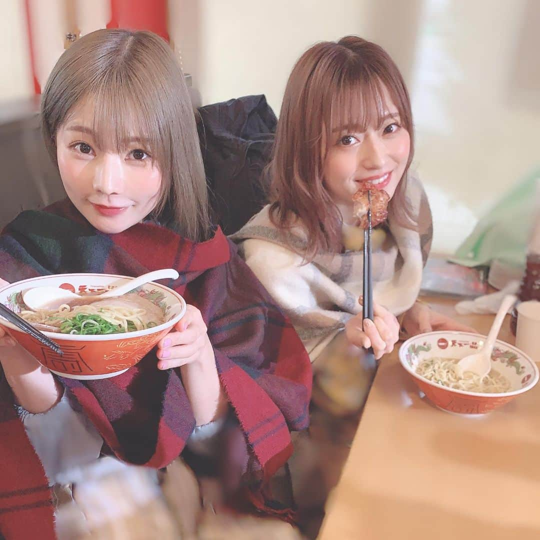 山内あいなさんのインスタグラム写真 - (山内あいなInstagram)「るんちゃんと天下一品🍜❤️﻿ 金のどんぶりで食べるこってりの破壊力、﻿ 凄まじかったです。。﻿ インスタ載せてたら今食べたくなった😫💓✨﻿ ﻿ #天下一品﻿ #こってり﻿ #最近は﻿ #あっさりも好き」12月2日 12時27分 - ainayamauchi3131