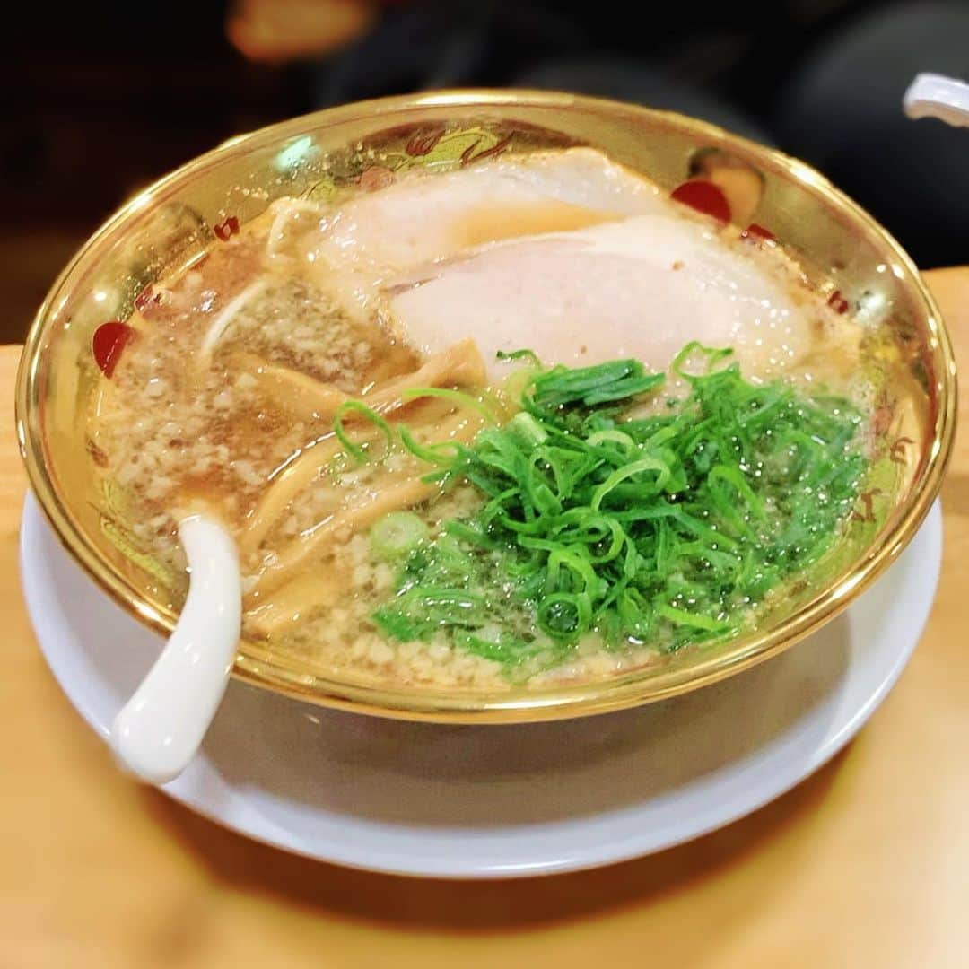 山内あいなさんのインスタグラム写真 - (山内あいなInstagram)「るんちゃんと天下一品🍜❤️﻿ 金のどんぶりで食べるこってりの破壊力、﻿ 凄まじかったです。。﻿ インスタ載せてたら今食べたくなった😫💓✨﻿ ﻿ #天下一品﻿ #こってり﻿ #最近は﻿ #あっさりも好き」12月2日 12時27分 - ainayamauchi3131