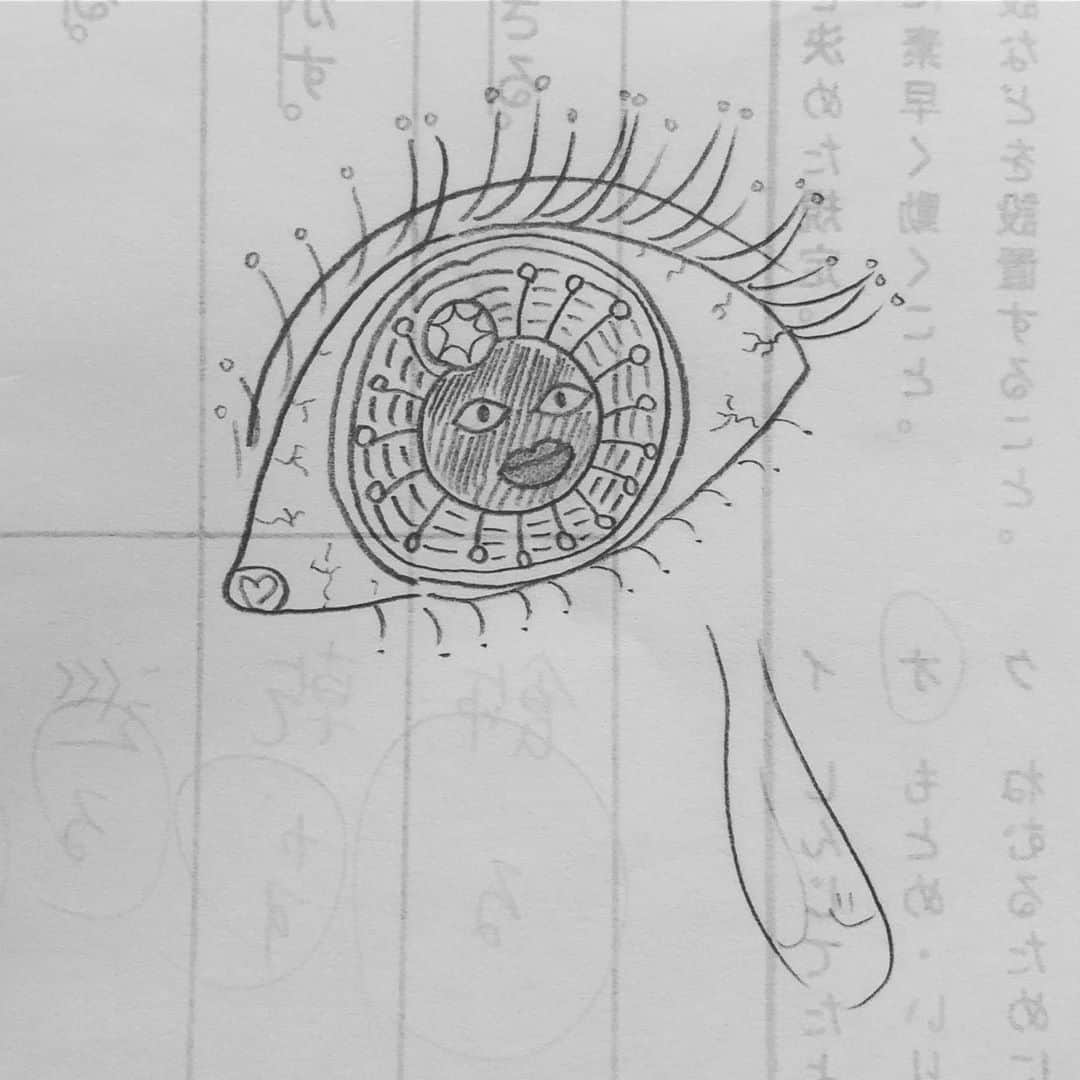 千秋さんのインスタグラム写真 - (千秋Instagram)「娘がテストの裏に描いた落書きを発見✒︎ なんだこりゃ でもこの漢字テストは100点だったのでOK🙆🏻‍♀️💯 #苺画伯 #落書き #👁」12月2日 12時25分 - chiaki77777